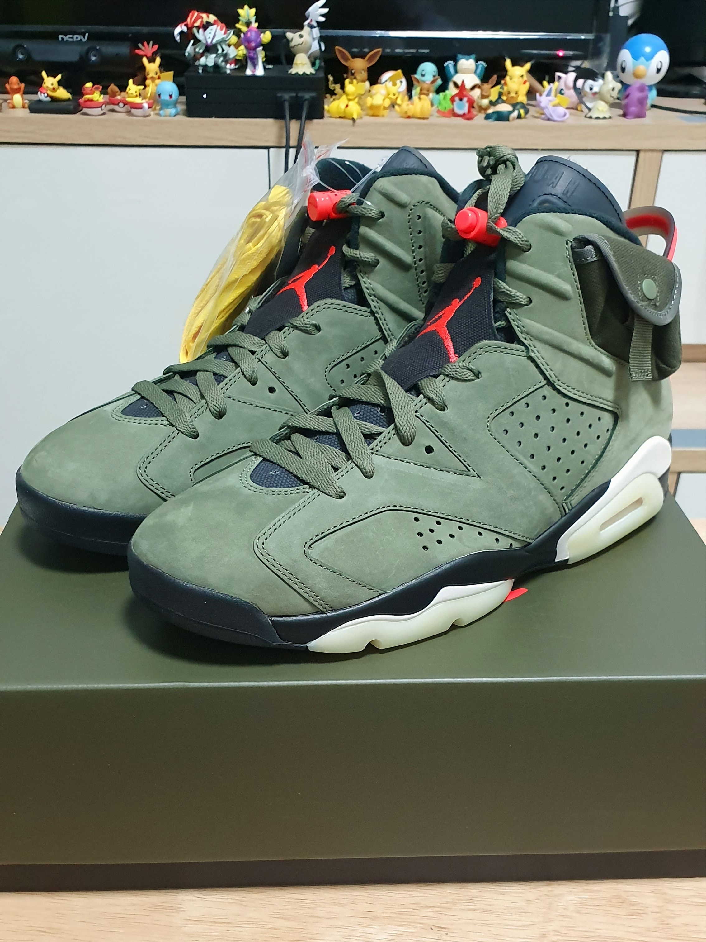 Jordan 6 x Travis Scott Retro Olive 착용 스타일