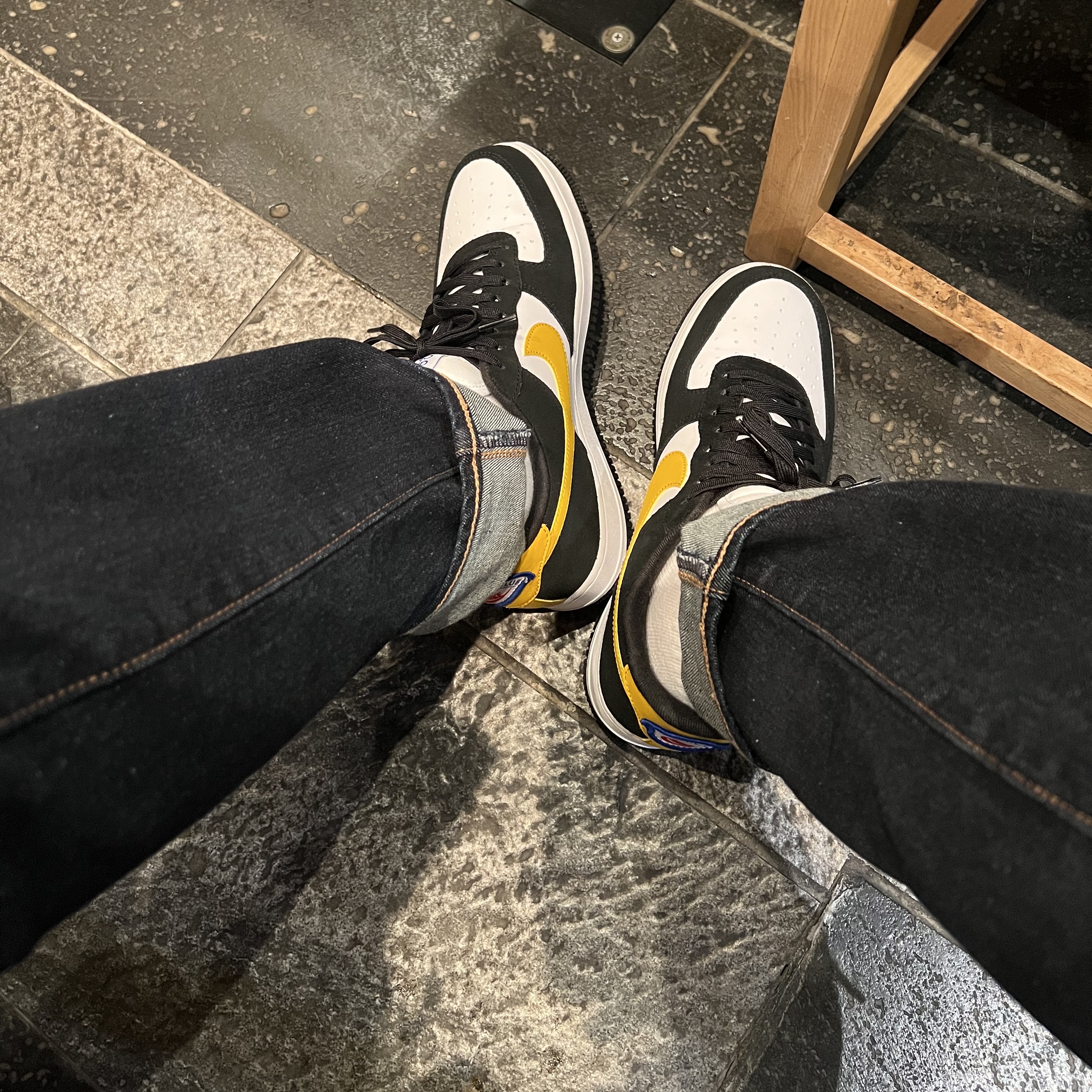 Nike Air Force 1 '07 LV8 Athletic Club Black Dark Sulfur 착용 스타일 - 2