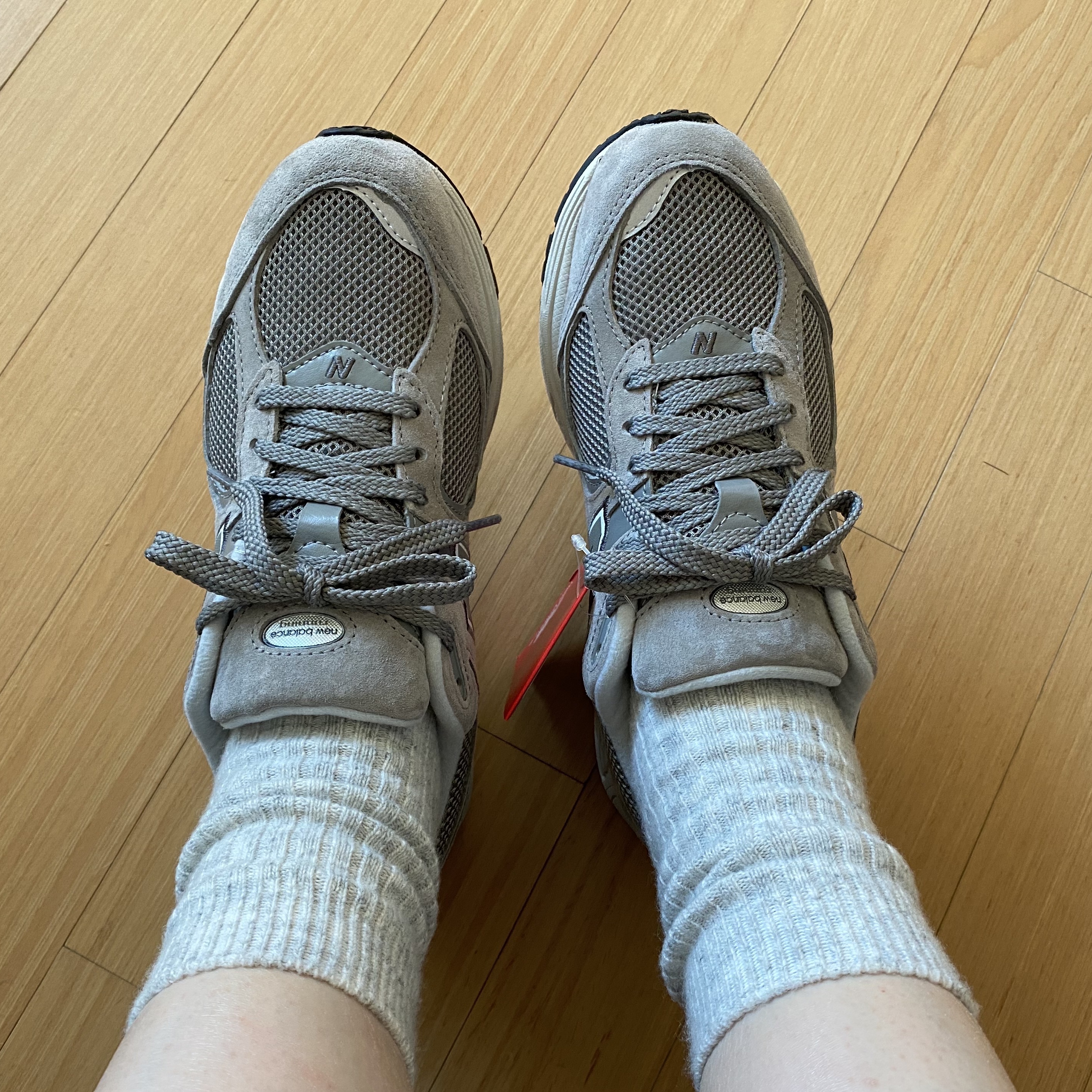 New Balance 2002R Grey, New Balance 2002R T2 Gray 착용 스타일 - 1