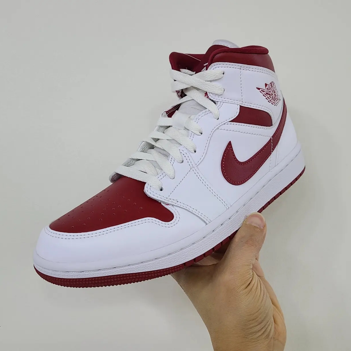 (W) Jordan 1 Mid Championship Red 착용 스타일 - 1