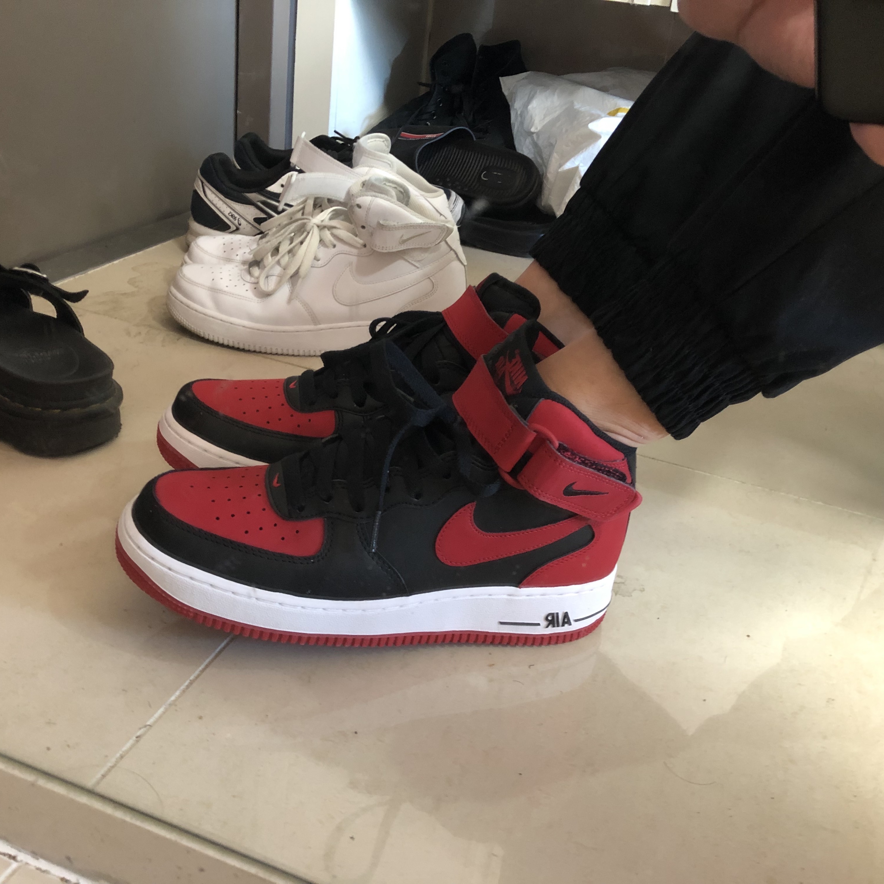 Nike Air Force 1 Mid Bred 착용 스타일 - 2