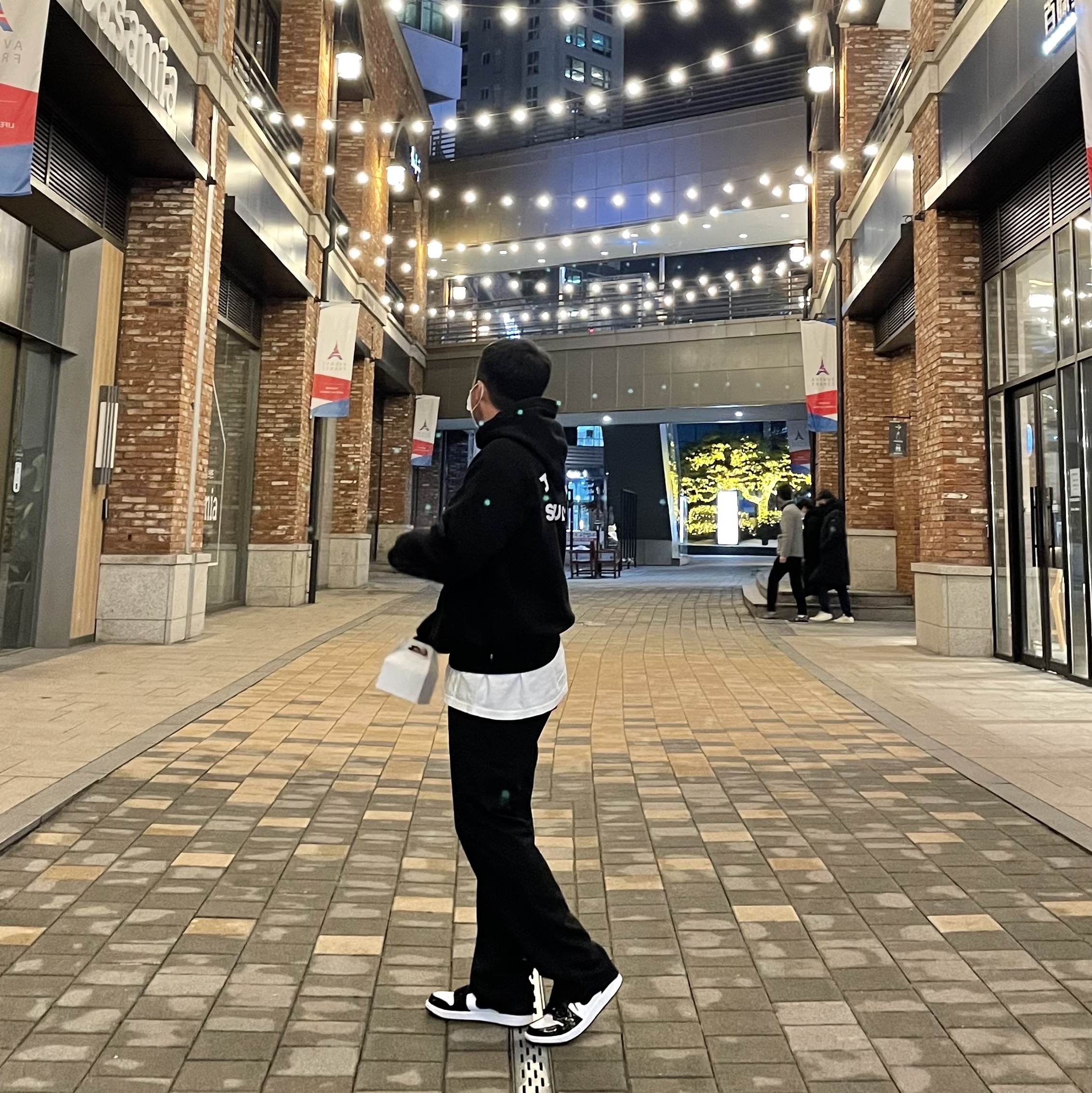 IAB Studio Hoodie Black White, Jordan 1 Mid SE ASW Black 착용 스타일 - 1