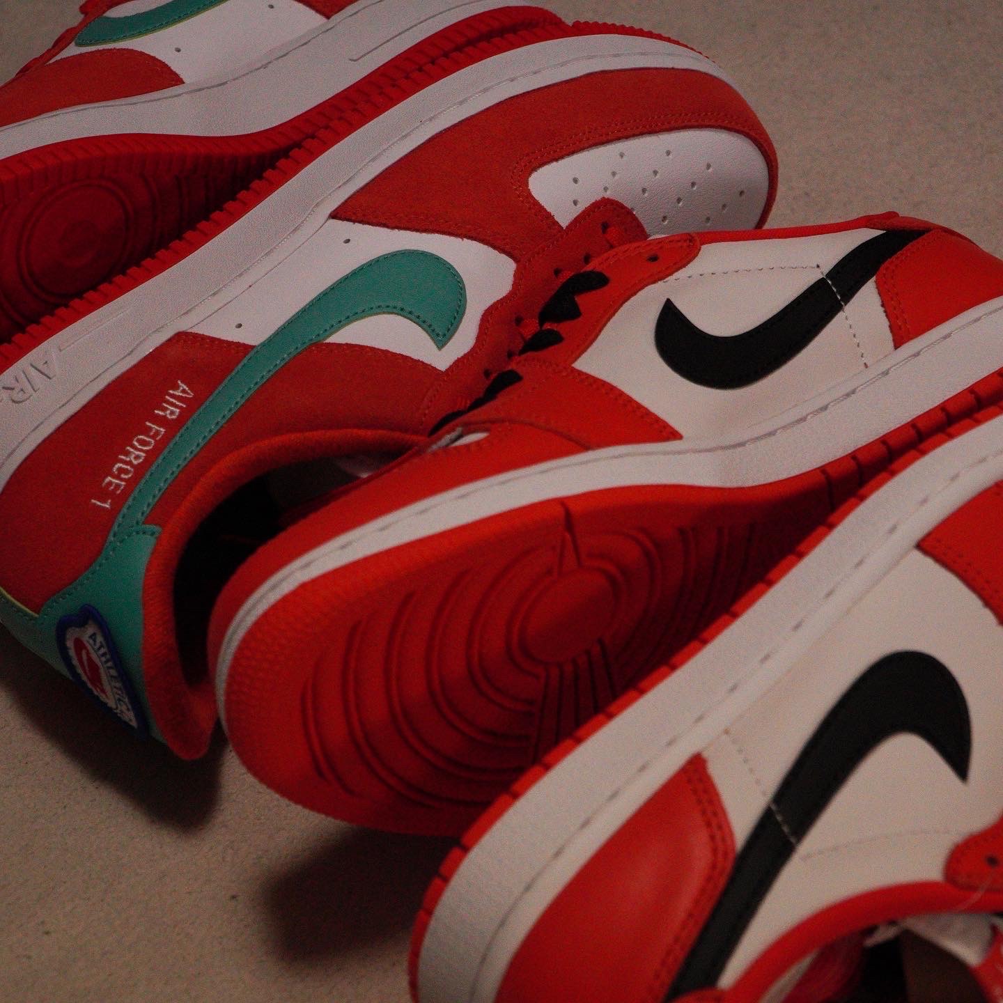 Jordan 1 Low OG Starfish, Nike Air Force 1 '07 LV8 Athletic Club Rush Orange Washed Teal 착용 스타일 - 1