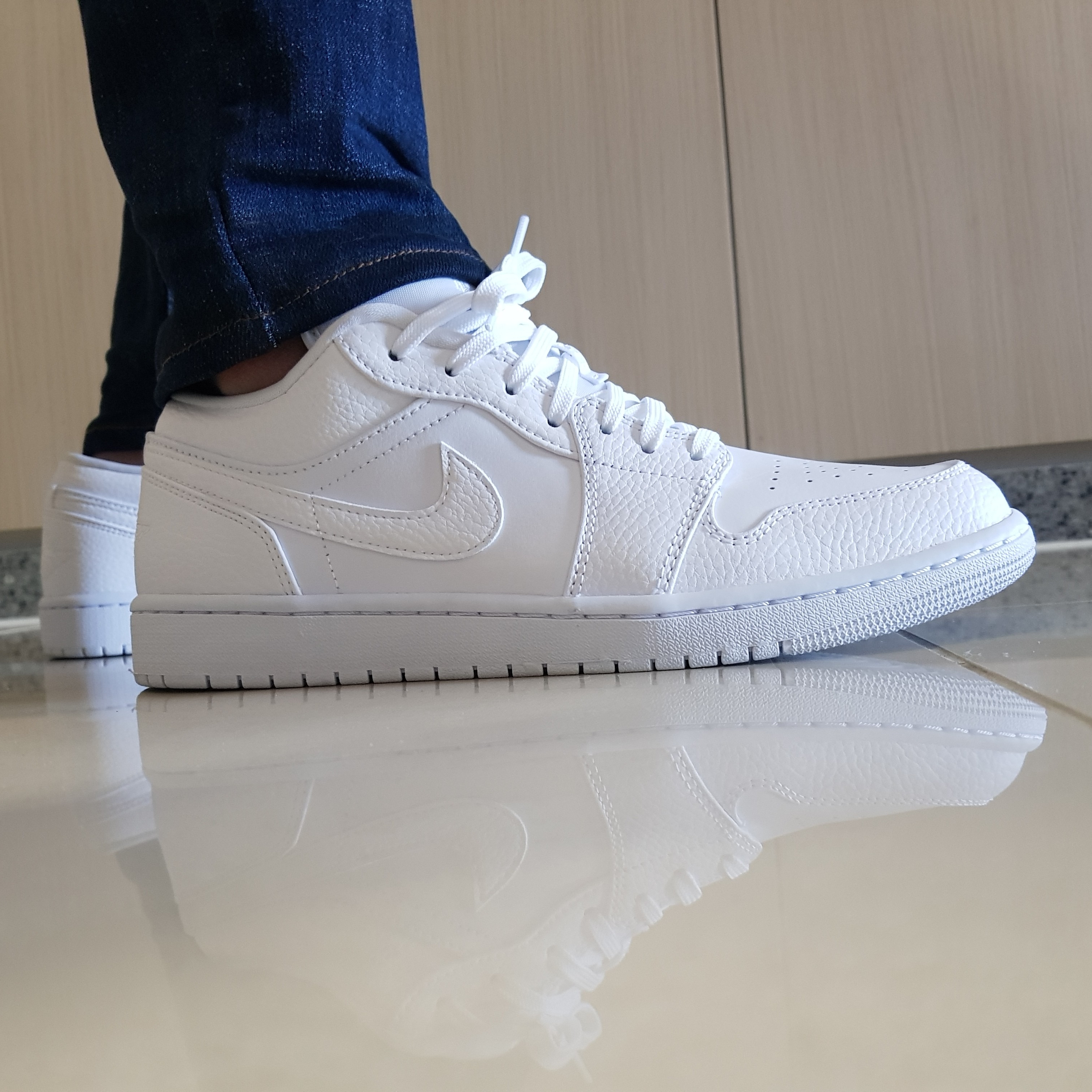 Jordan 1 Low Triple White Tumbled Leather 2020 착용 스타일 - 2