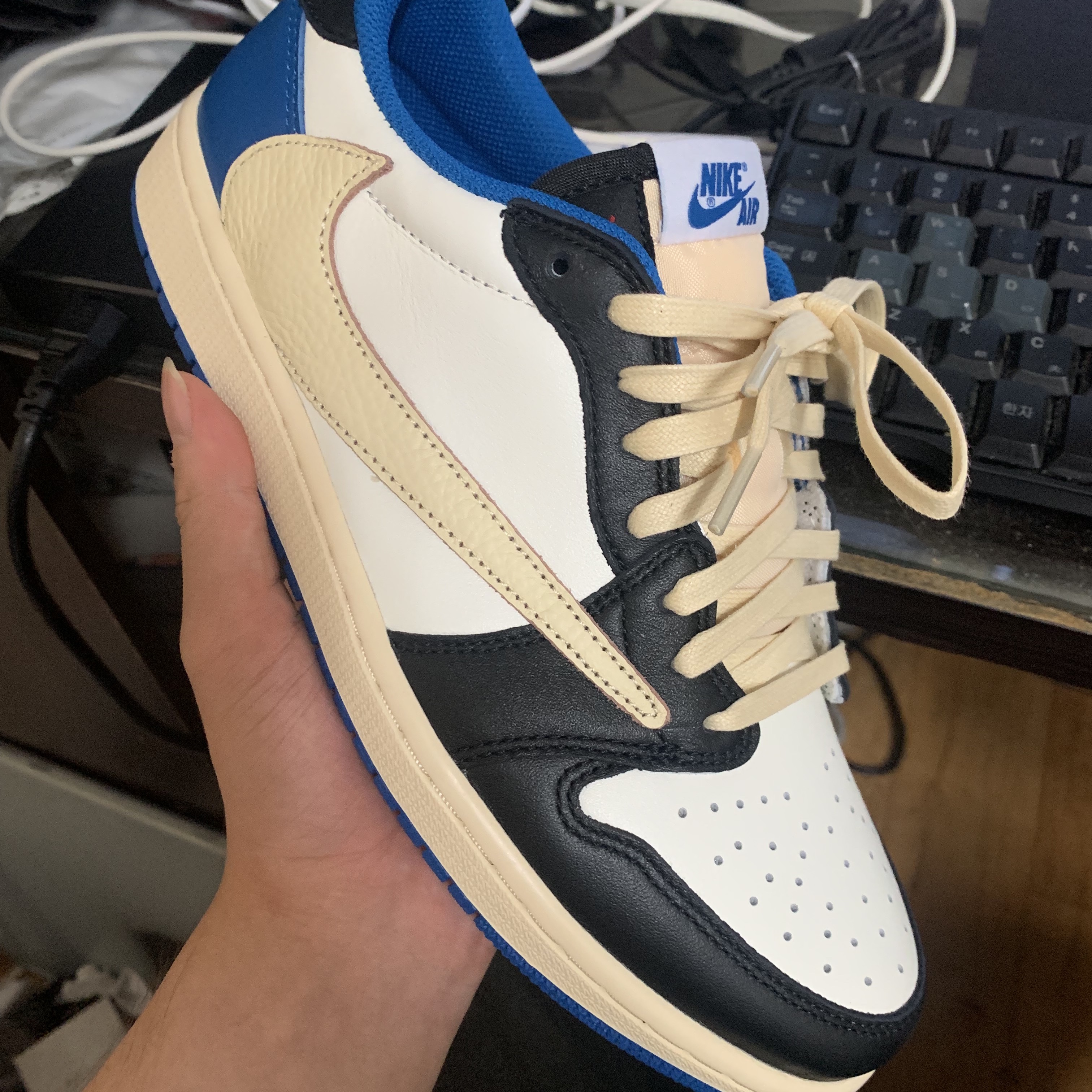 Jordan 1 x Travis Scott x Fragment Retro Low OG SP Military Blue 착용 스타일 - 1
