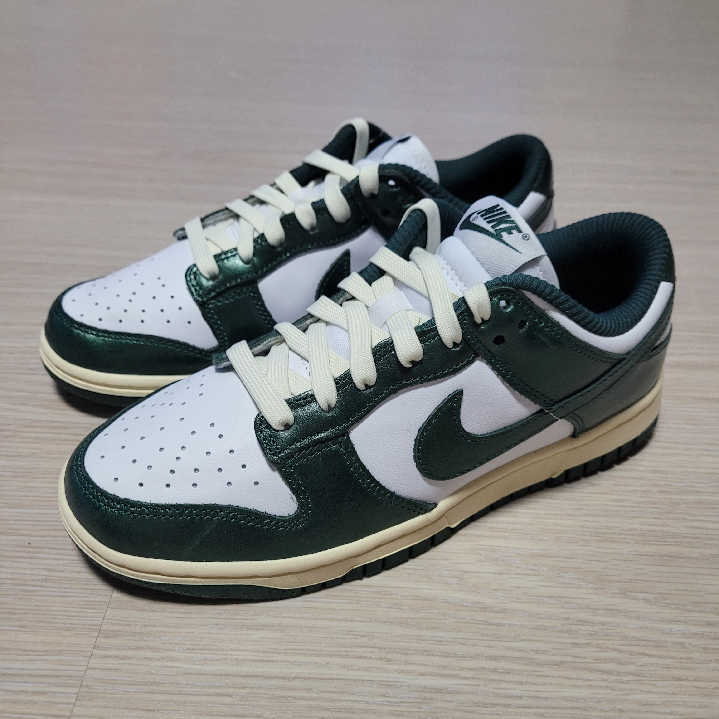 (W) Nike Dunk Low Vintage Green 착용 스타일 - 1