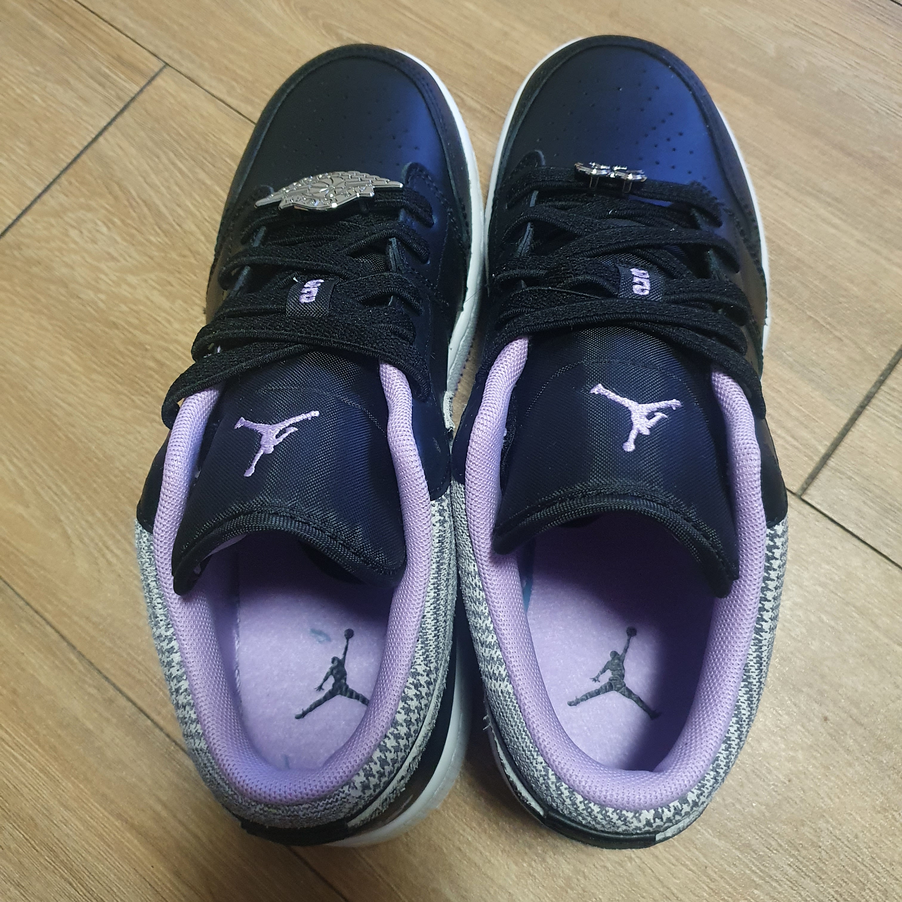 (GS) Jordan 1 Low SE Black Lilac 착용 스타일 - 1