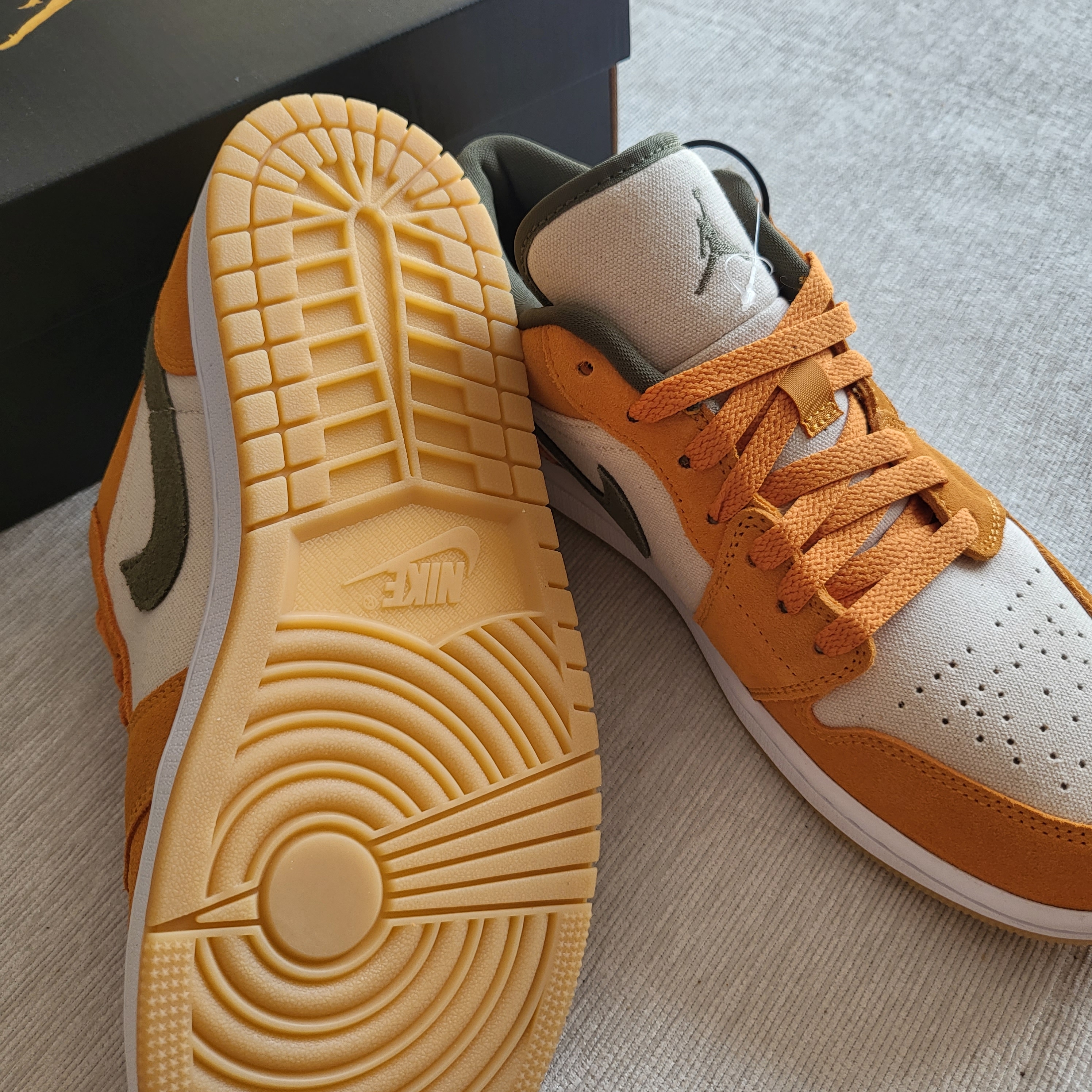 Jordan 1 Low SE Light Curry 착용 스타일 - 3