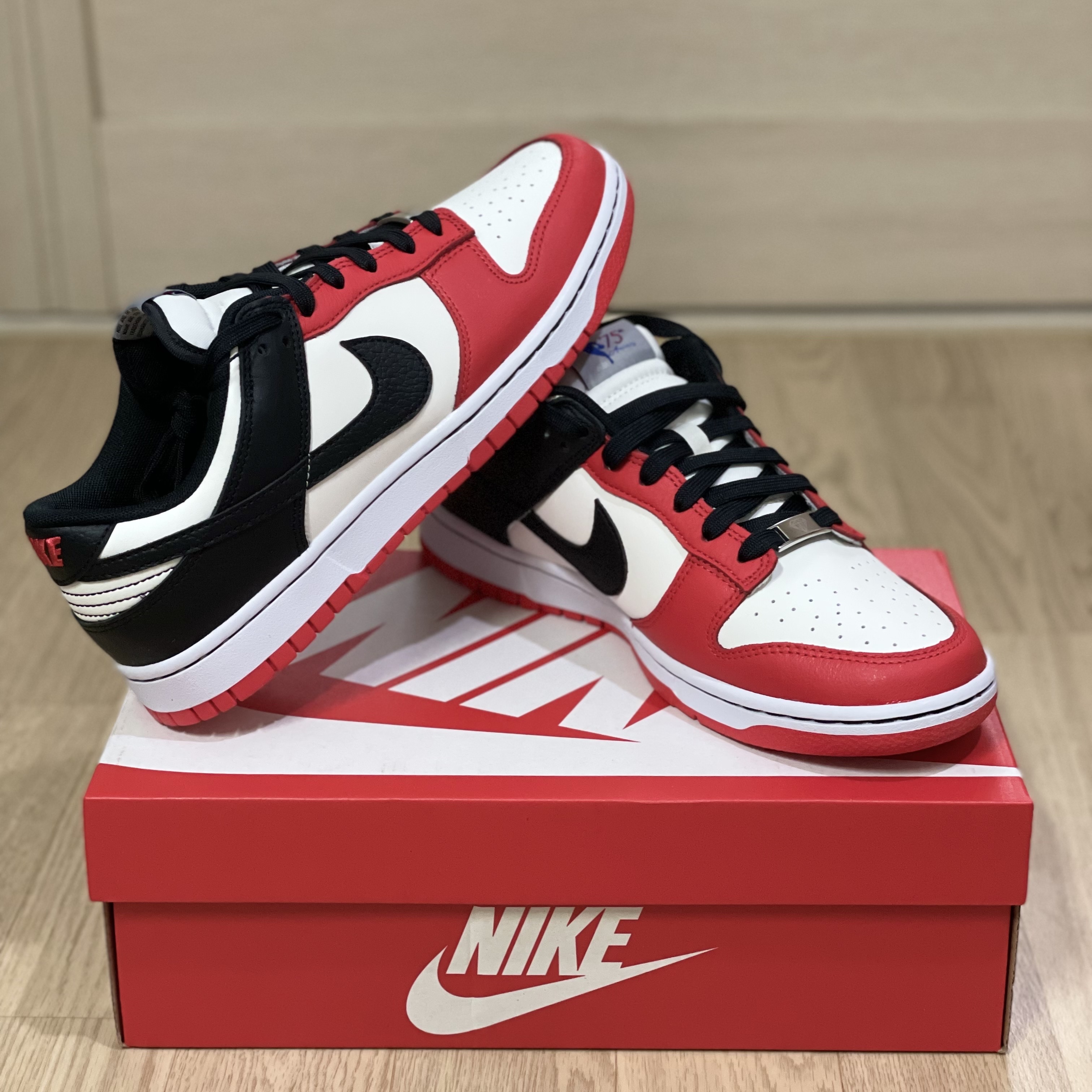 Nike x NBA Dunk Low Retro EMB Black and Chile Red 착용 스타일 - 3