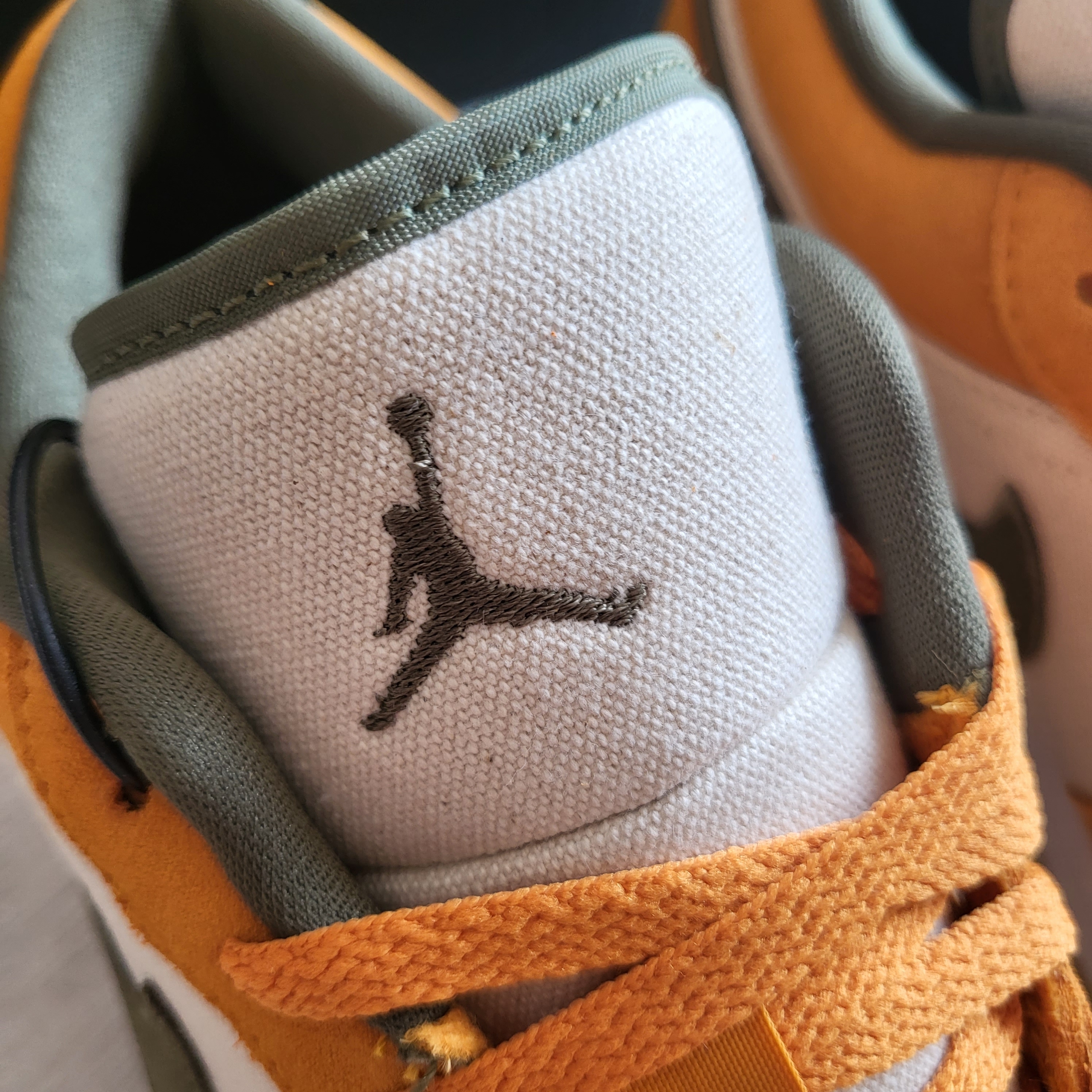 Jordan 1 Low SE Light Curry 착용 스타일 - 2