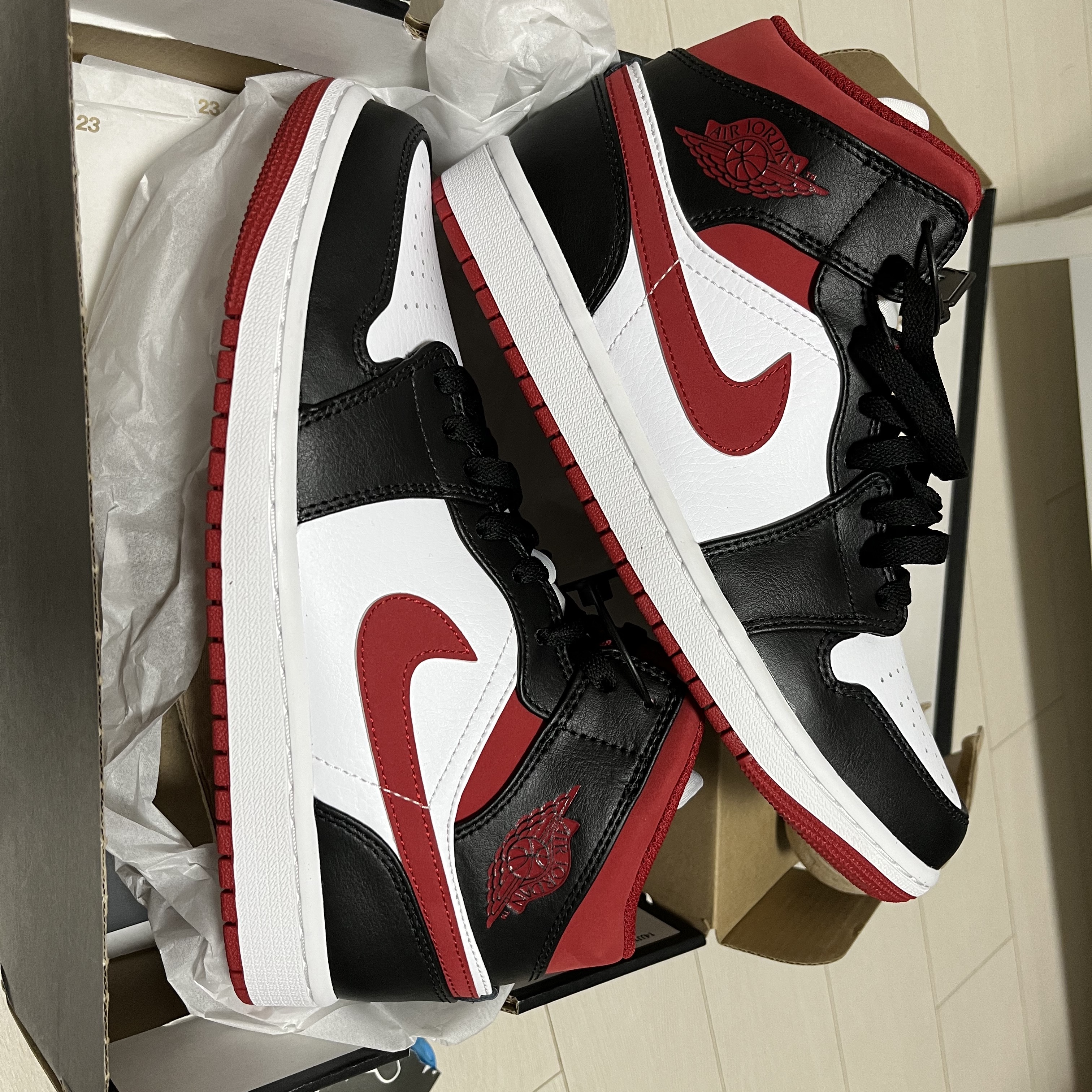 Jordan 1 Mid Gym Red Black White 착용 스타일