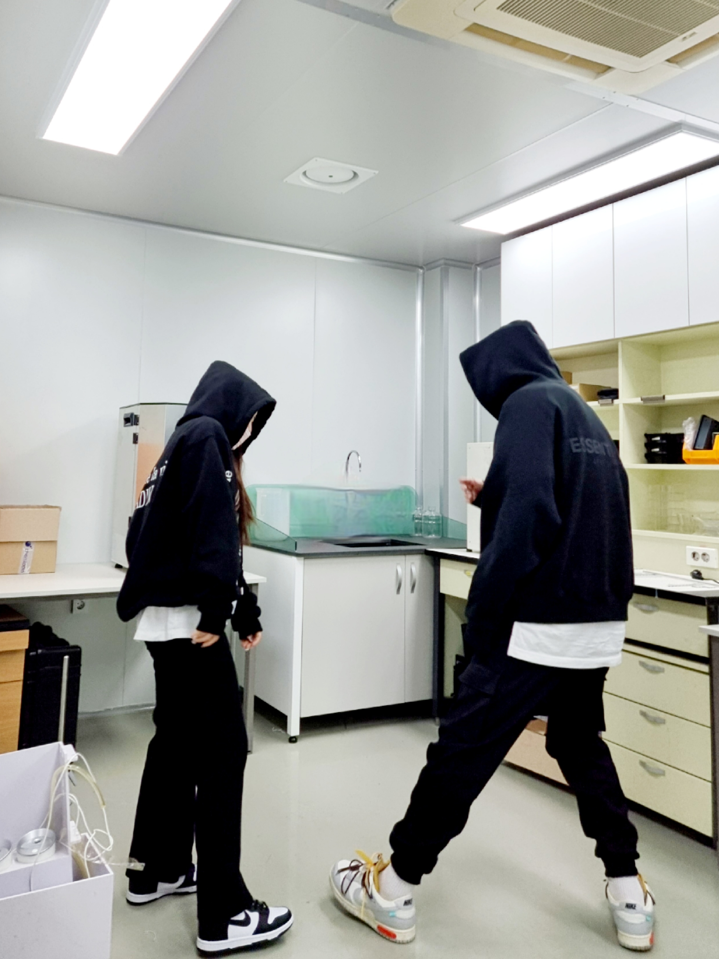 Essentials The Core Collection Pullover Hoodie Black, (W) Nike Dunk High Black and White 착용 스타일