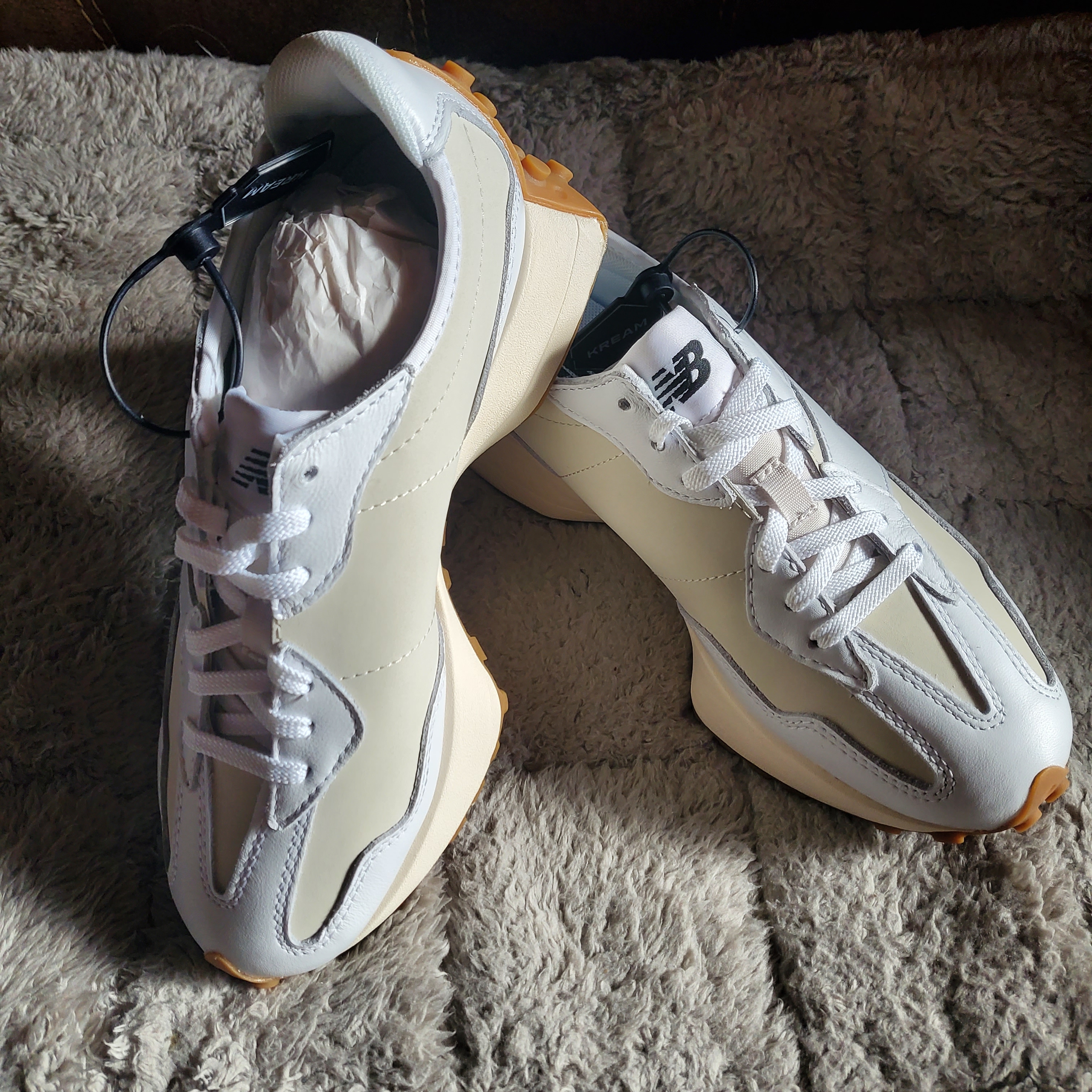 (W) New Balance 327 Leather White Moonbeam 착용 스타일 - 2