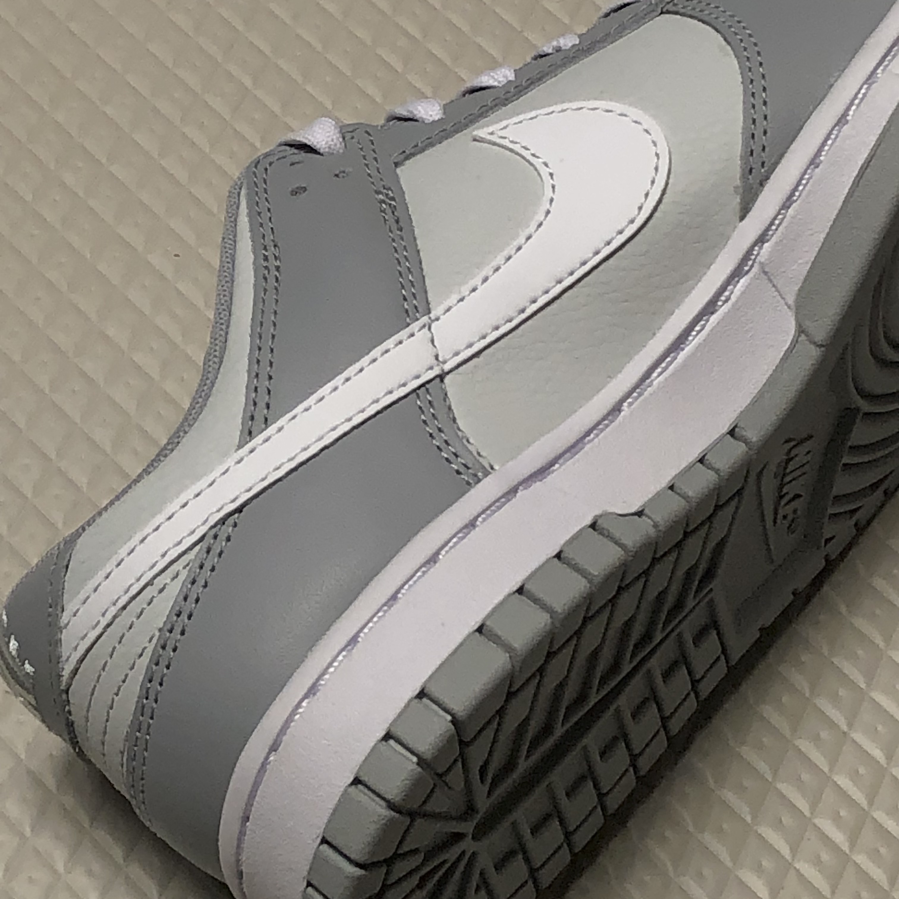 Nike Dunk Low Retro Wolf Grey 착용 스타일 - 2