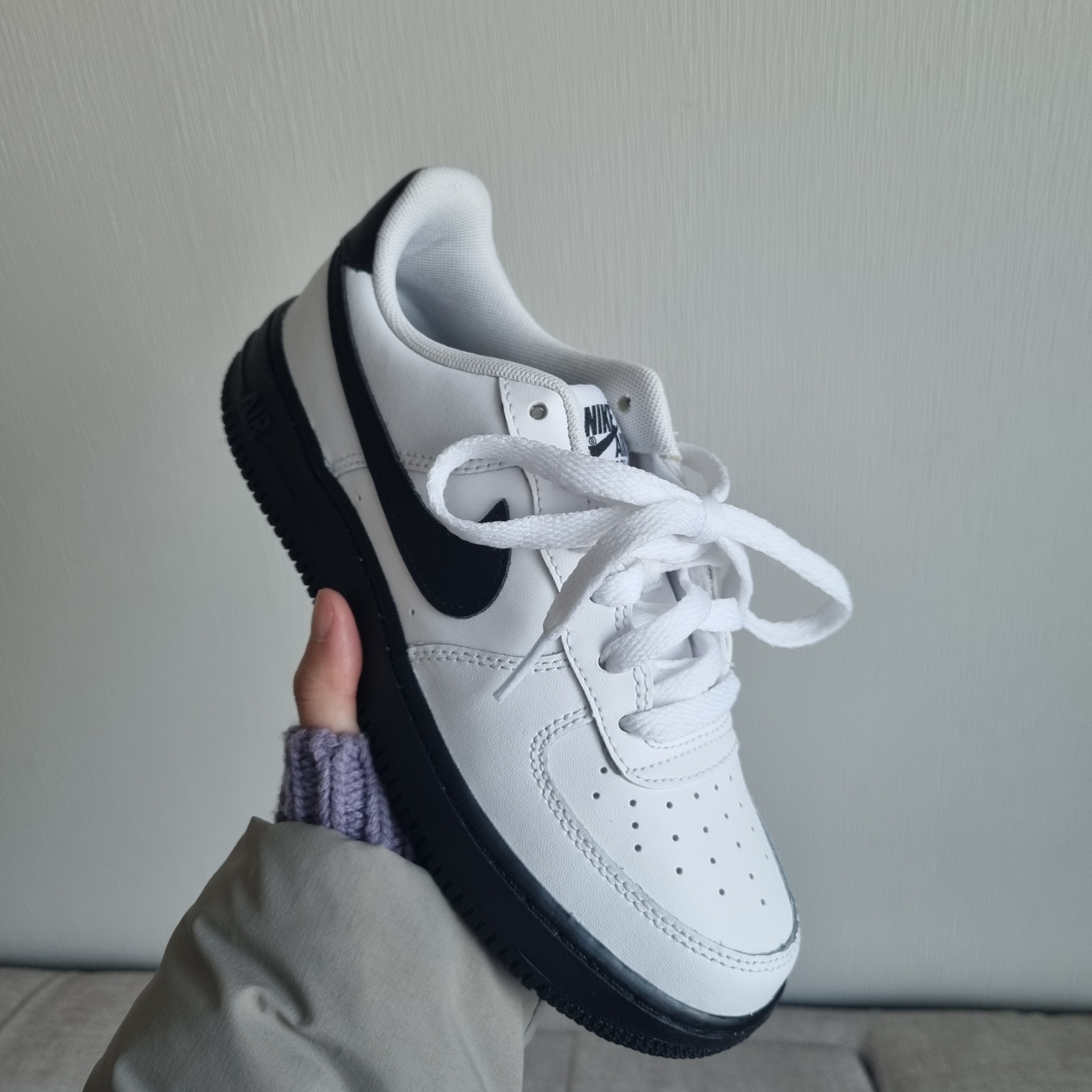 Nike Air Force 1 Low White Black Midsole, (GS) Nike Air Force 1 Low White Black Midsole 착용 스타일 - 1