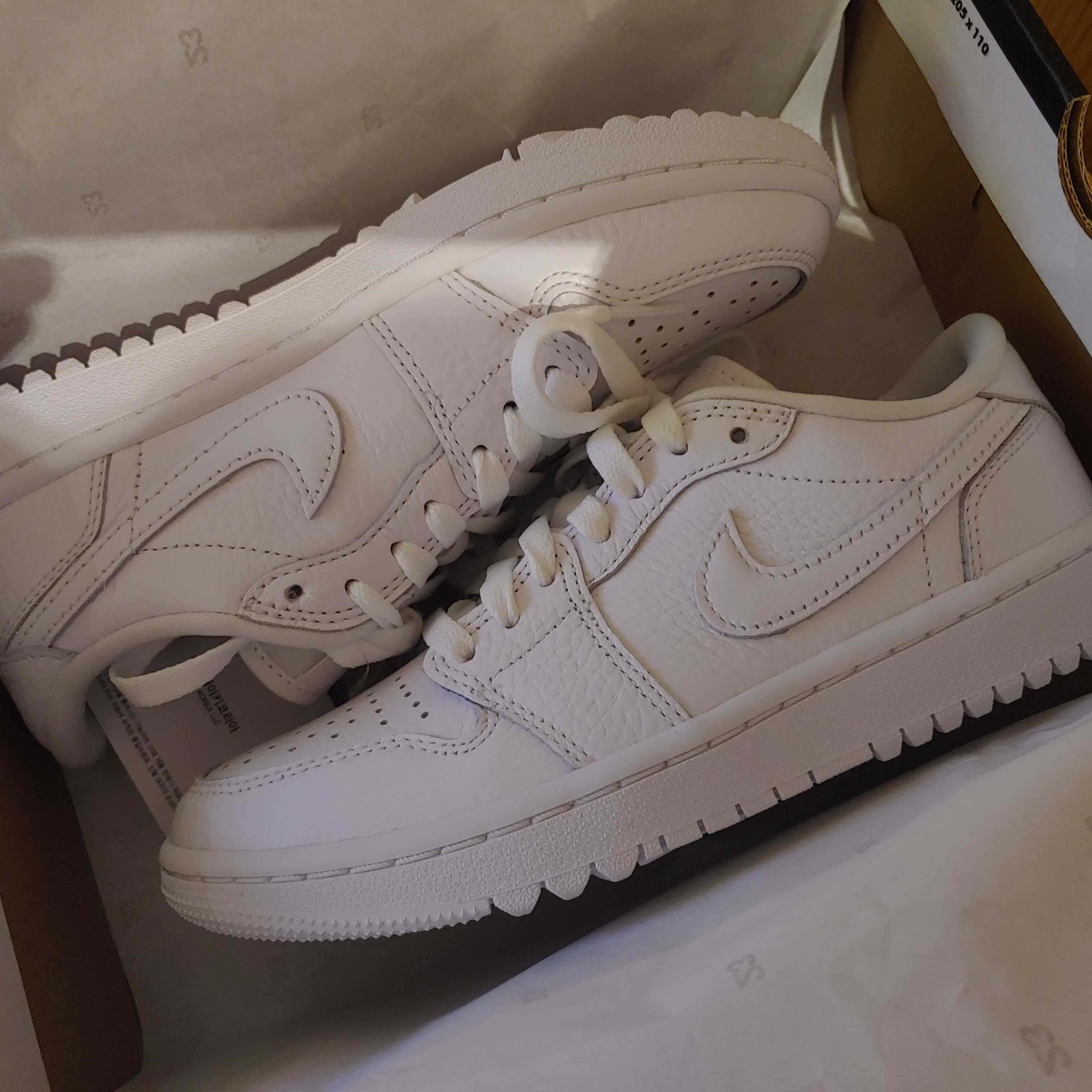 Jordan 1 Low Golf Triple White 착용 스타일 - 2