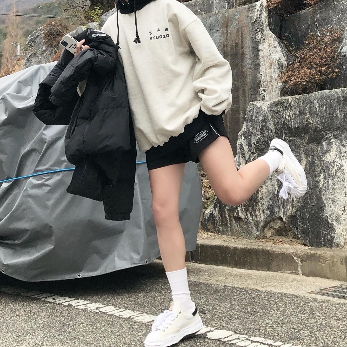 Maison Mihara Yasuhiro Blakey OG Sole Canvas Low-top Sneakers White, IAB Studio Sweatshirt Oatmeal Navy 착용 스타일 - 1