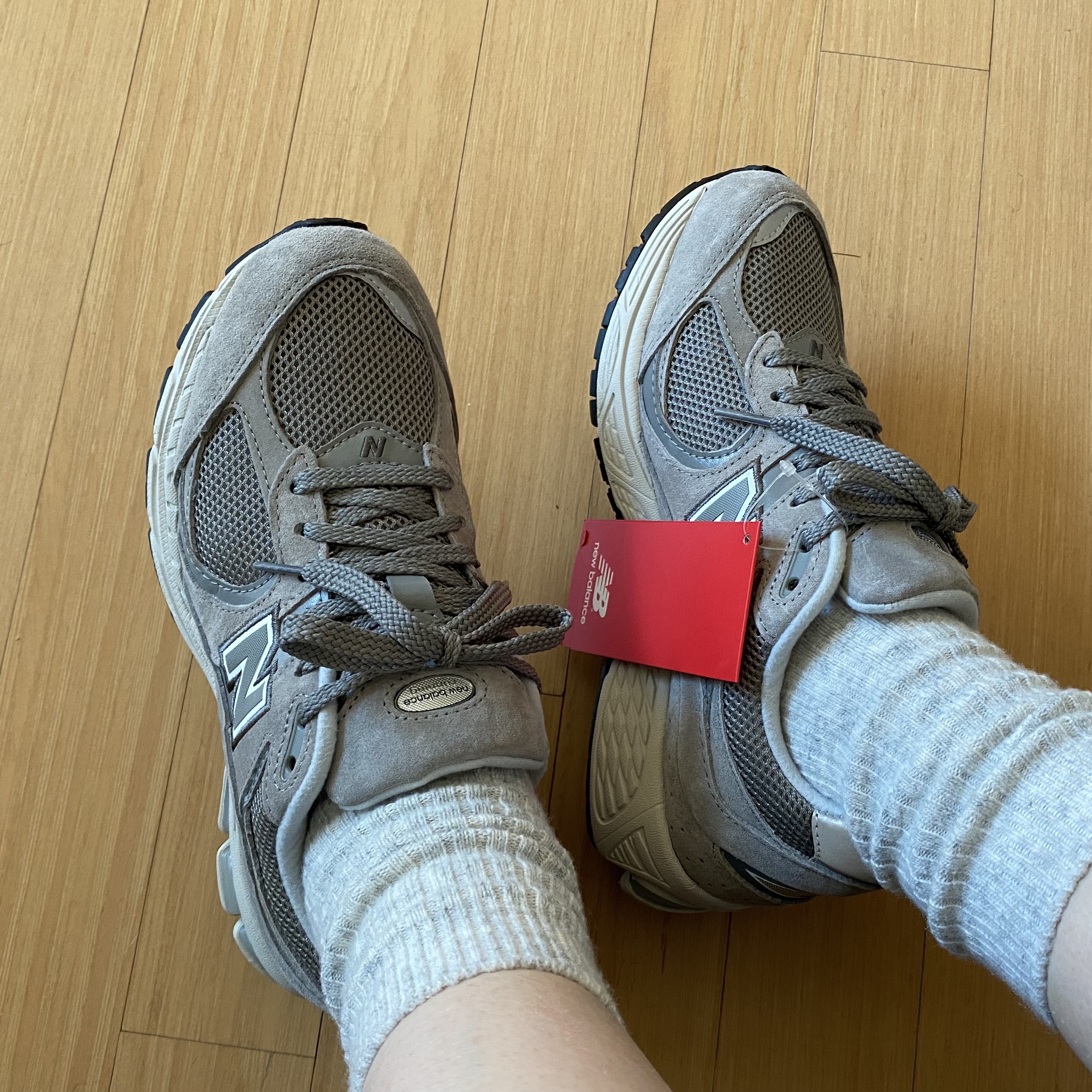 New Balance 2002R Grey, New Balance 2002R T2 Gray 착용 스타일 - 2