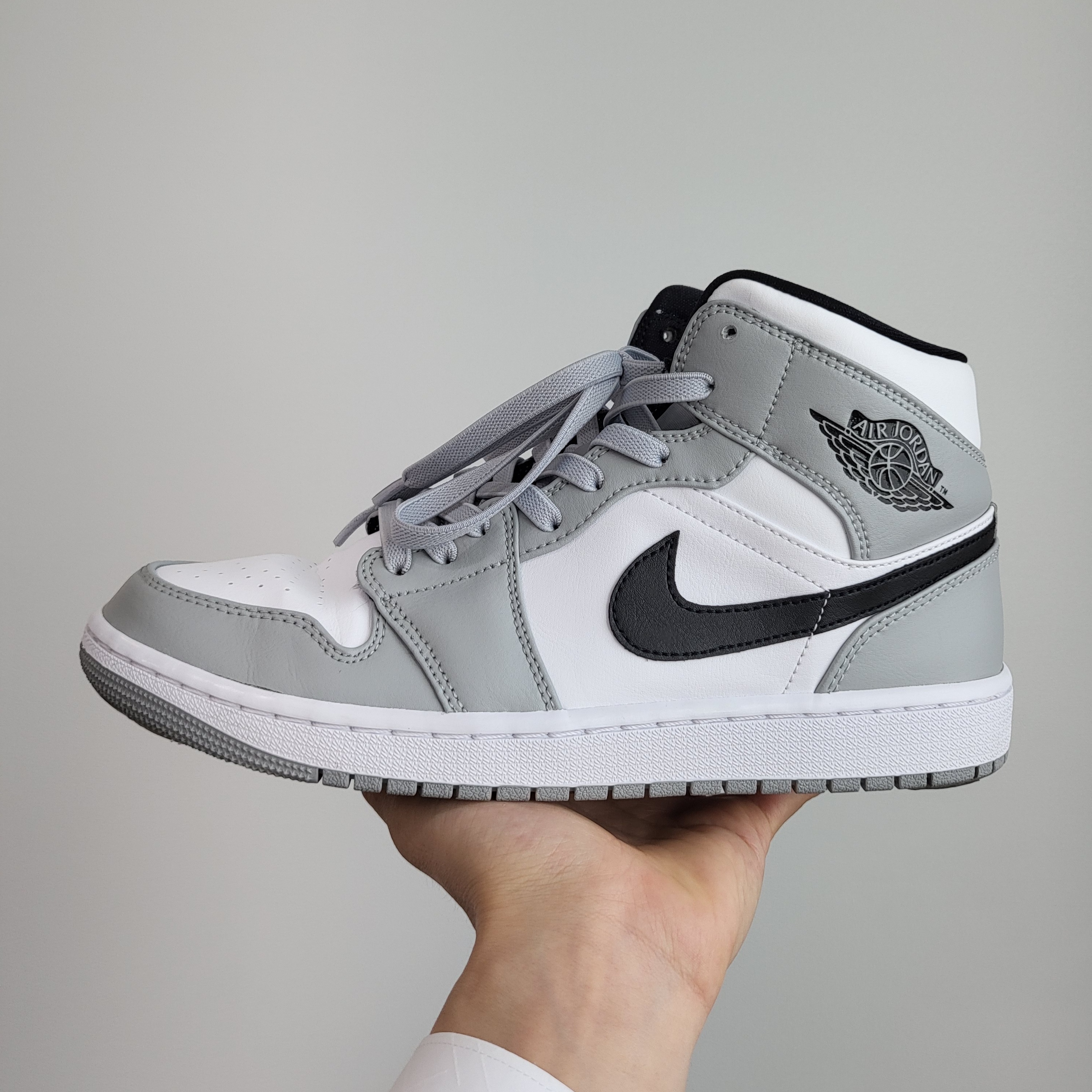 Jordan 1 Mid Light Smoke Grey, (GS) Jordan 1 Mid Light Smoke Grey 착용 스타일 - 1