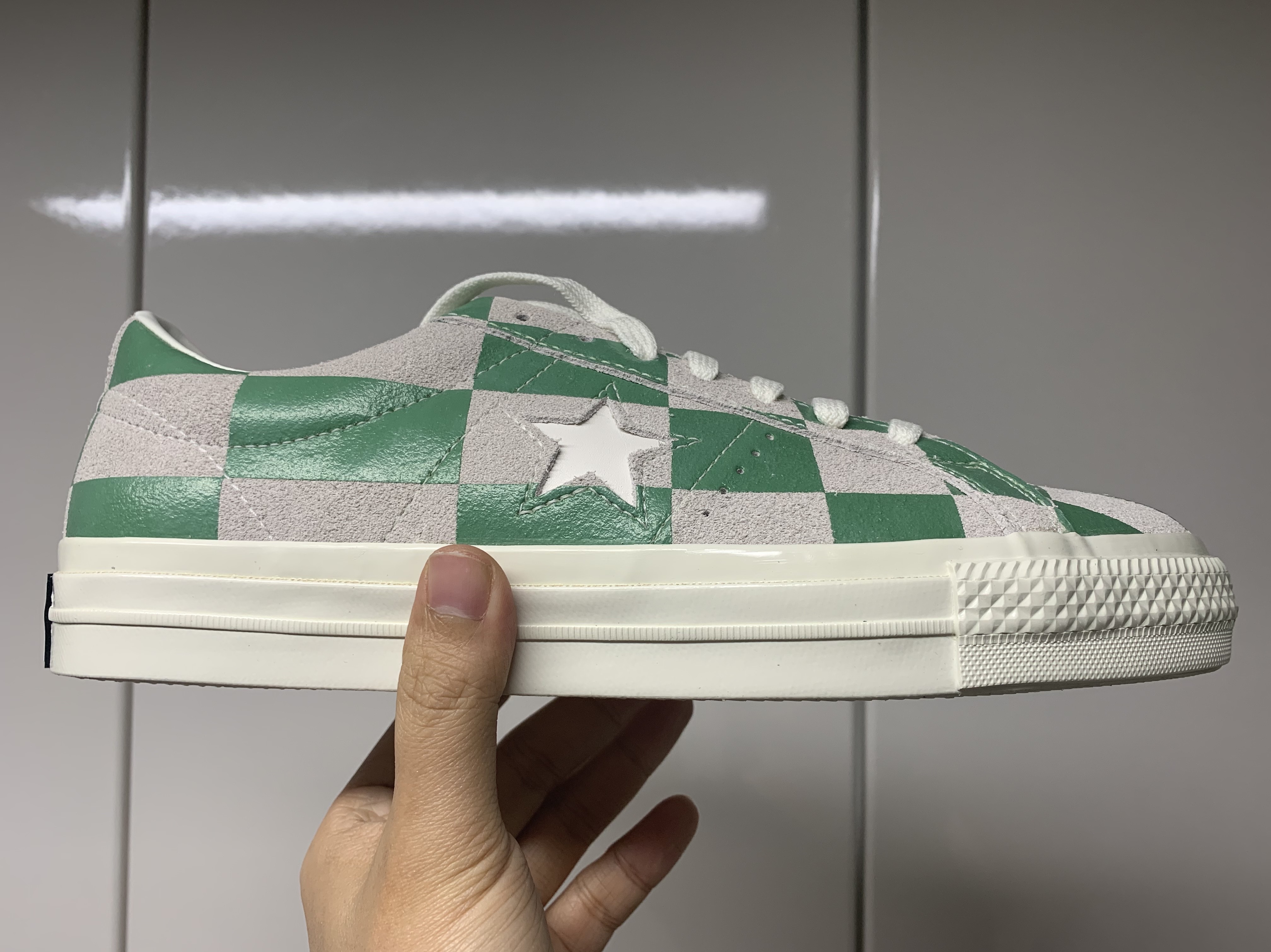 Converse One Star Ox Blocked White Medium Green 착용 스타일 - 1