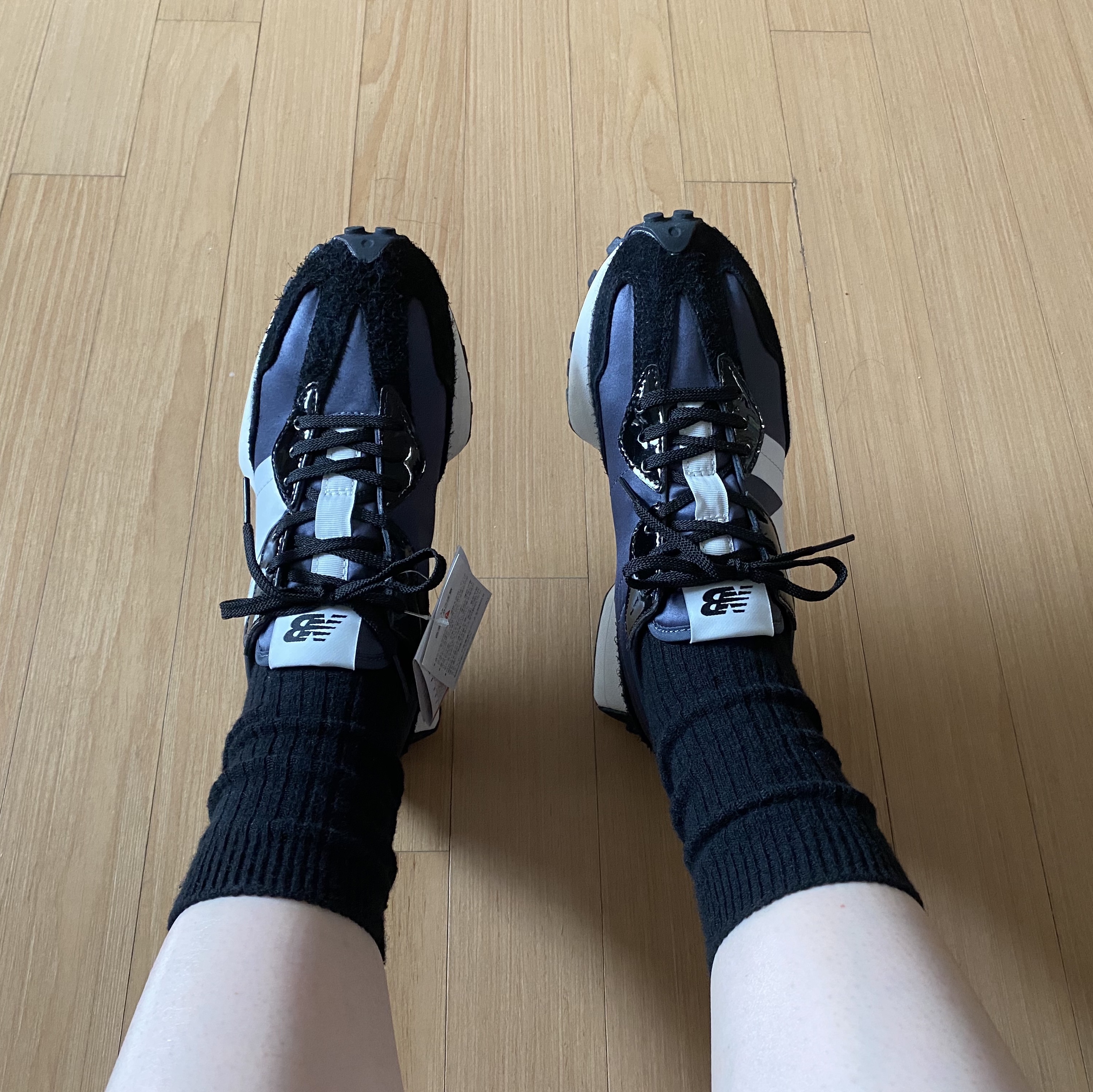 (W) New Balance 327 Black Grey 착용 스타일 - 1