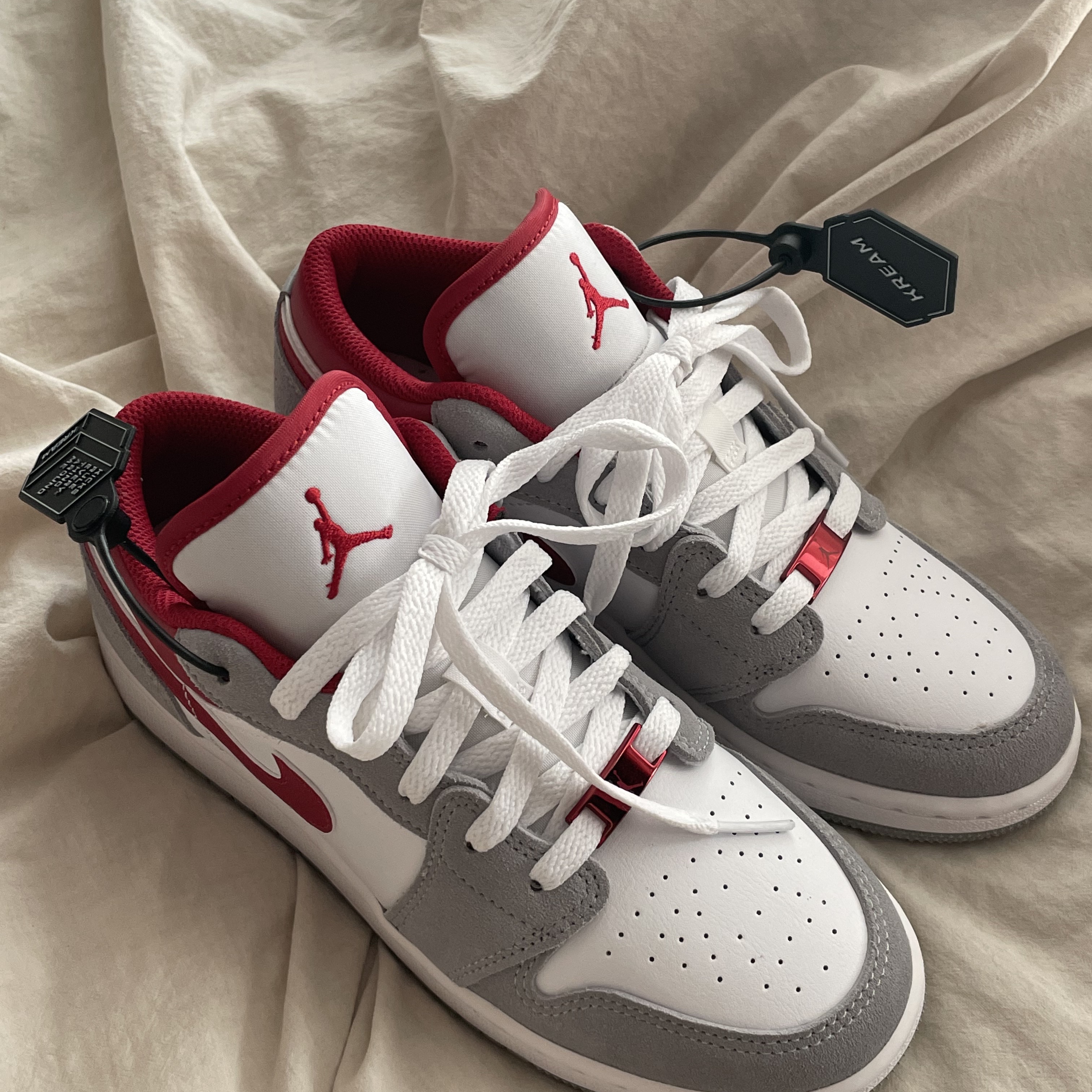 (GS) Jordan 1 Low SE Light Smoke Grey Gym Red 착용 스타일 - 3