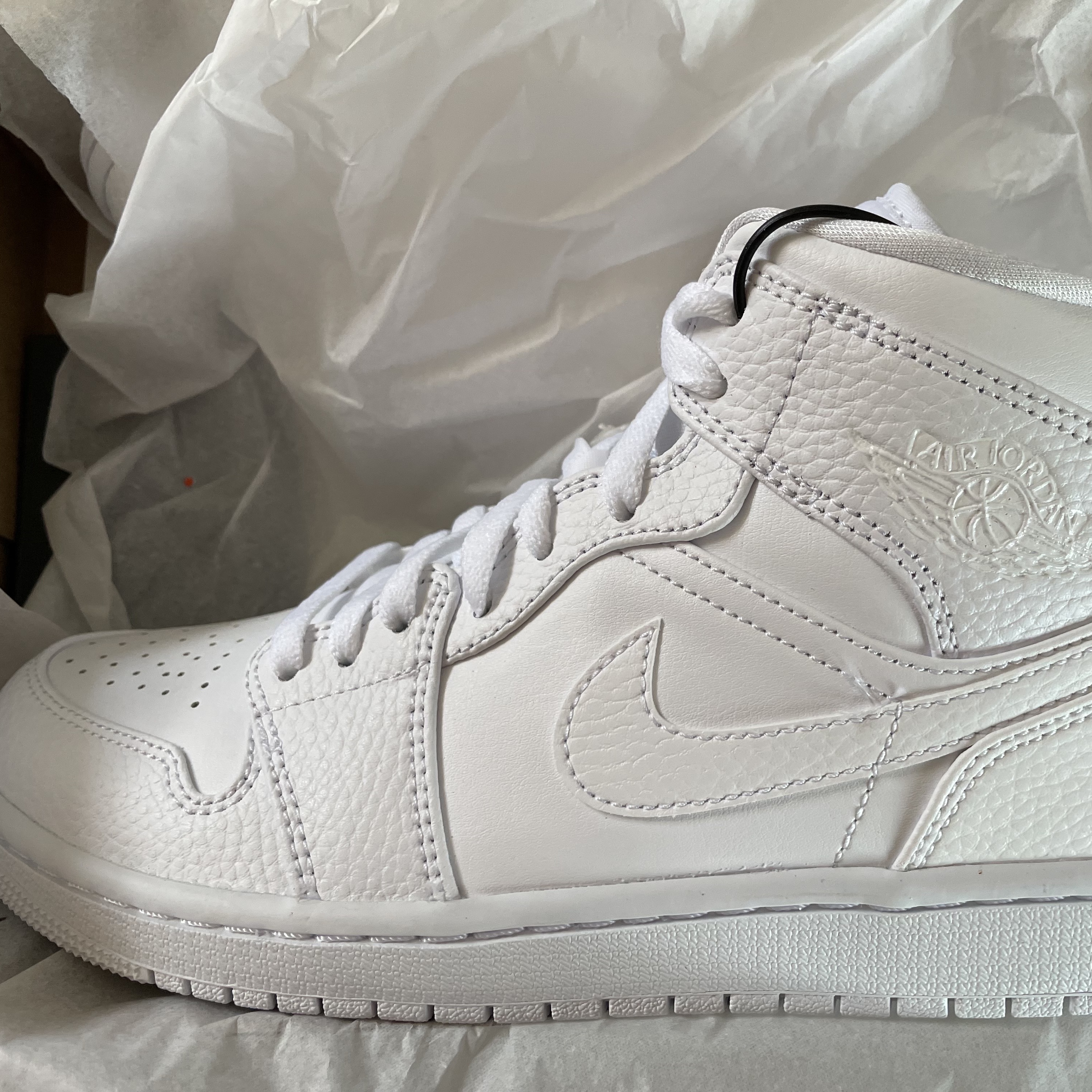 (W) Nike Dunk High Moon Fossil, Jordan 1 Mid Triple White 착용 스타일 - 2