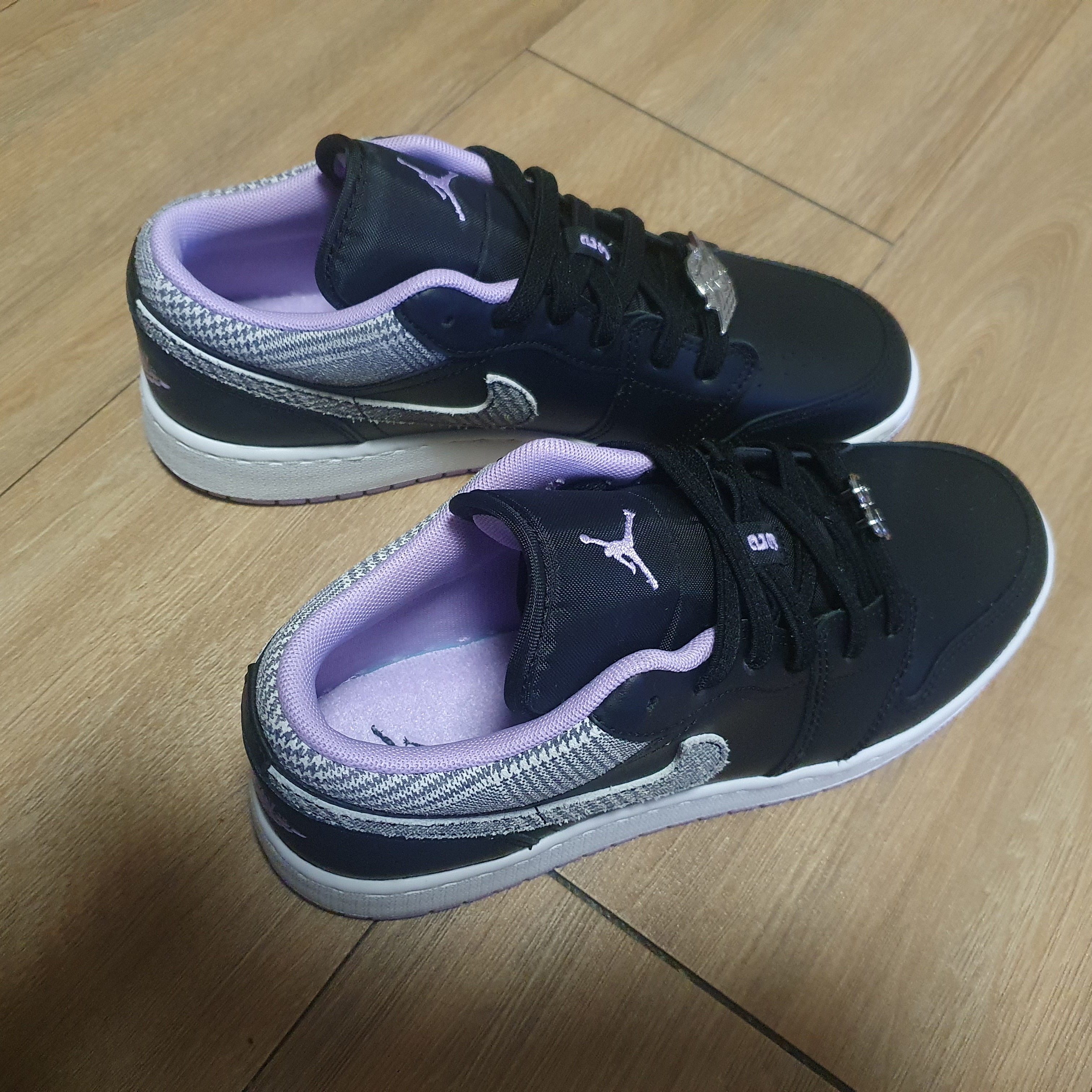 (GS) Jordan 1 Low SE Black Lilac 착용 스타일 - 3