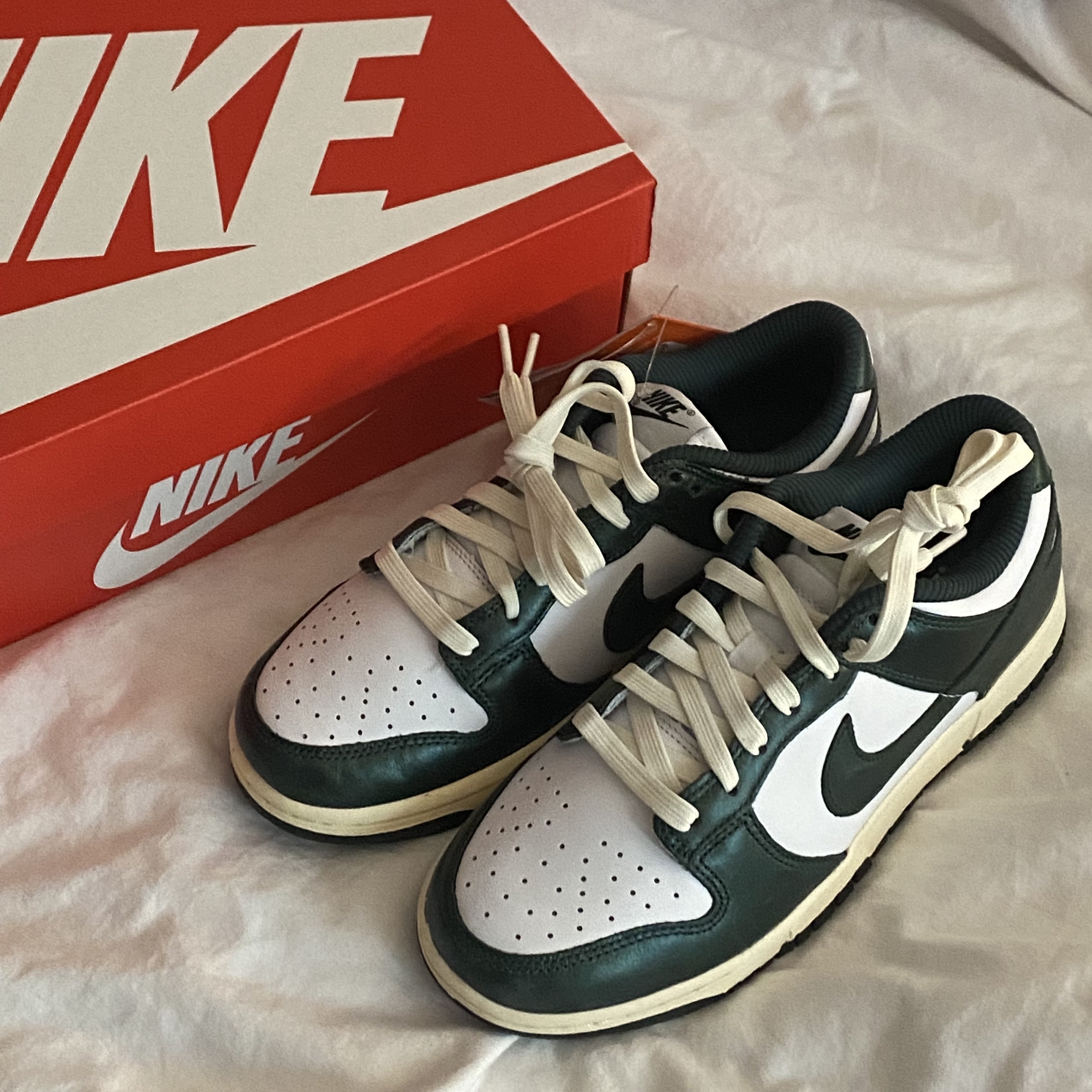 (W) Nike Dunk Low Vintage Green 착용 스타일 - 1