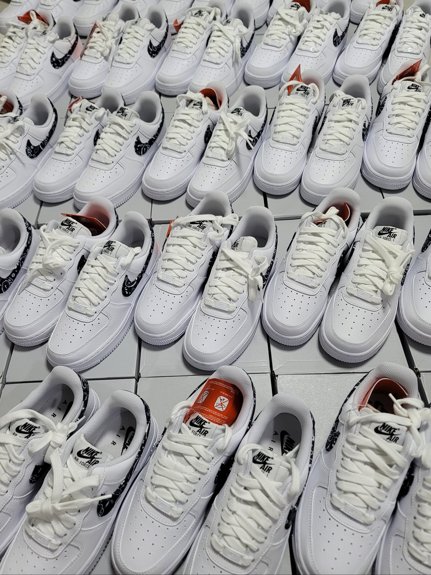 (W) Nike Air Force 1 '07 Essential Paisley Swoosh White Black 착용 스타일 - 2