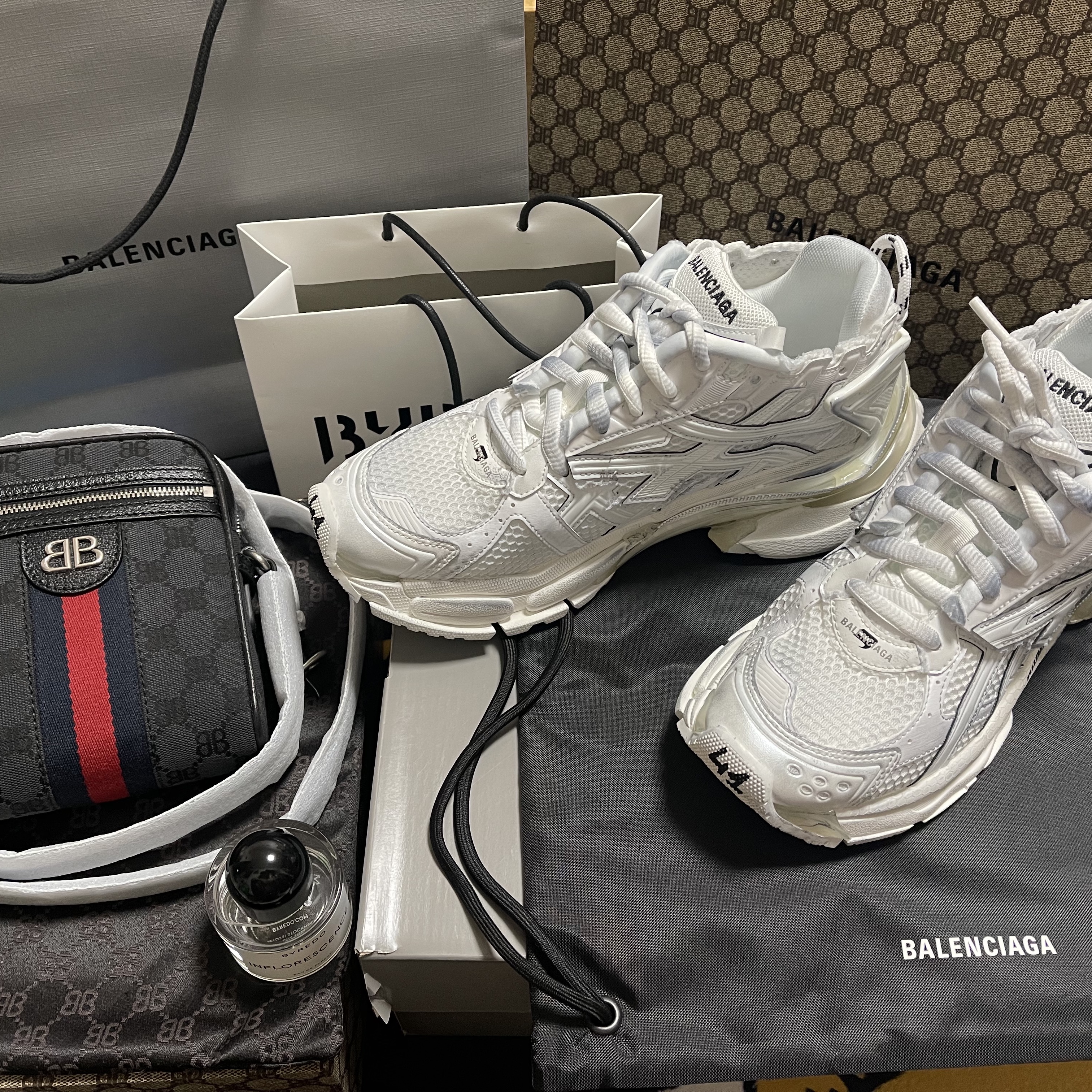Balenciaga Runner Sneakers White, Nike Dunk Low Retro Black 착용 스타일 - 1