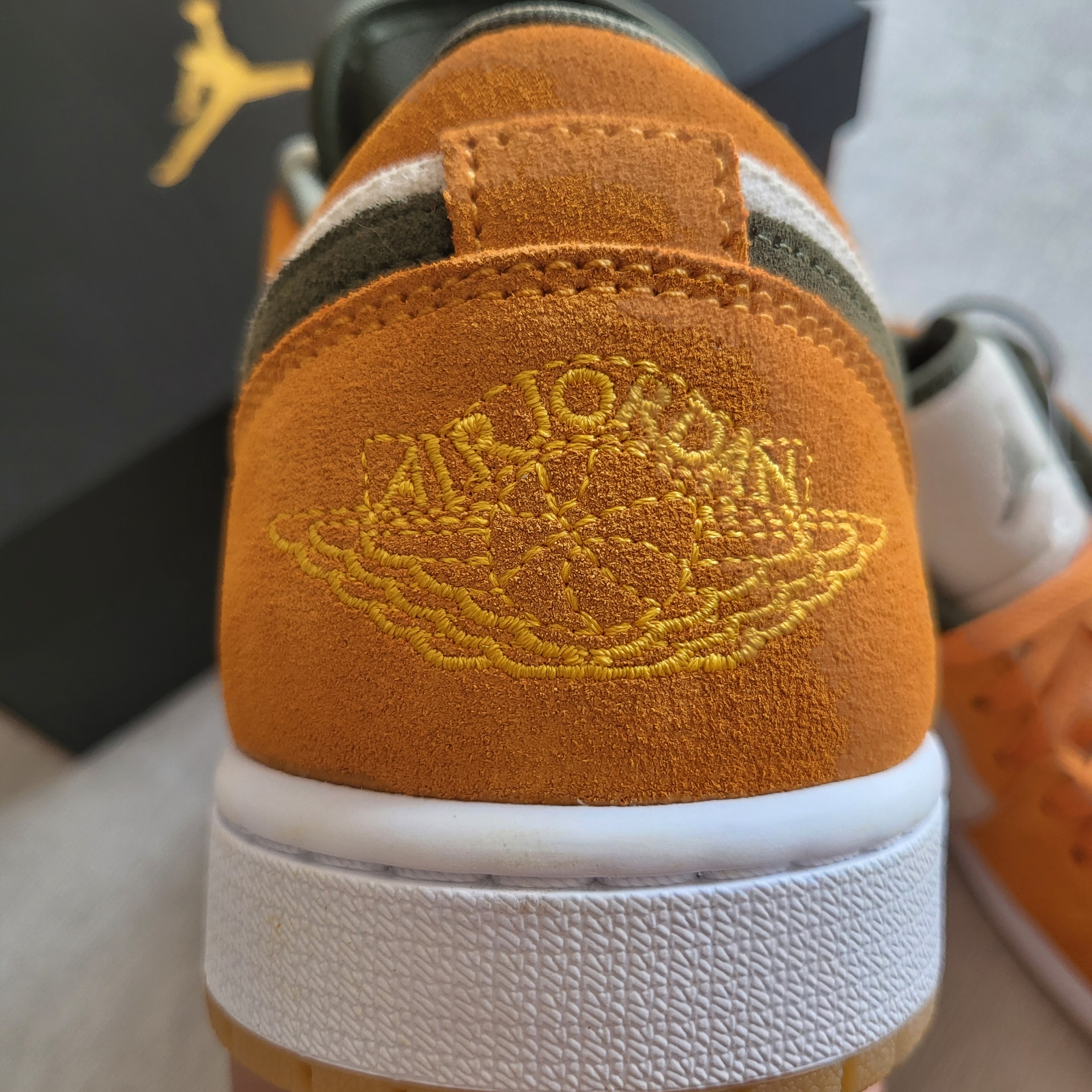 Jordan 1 Low SE Light Curry 착용 스타일 - 1