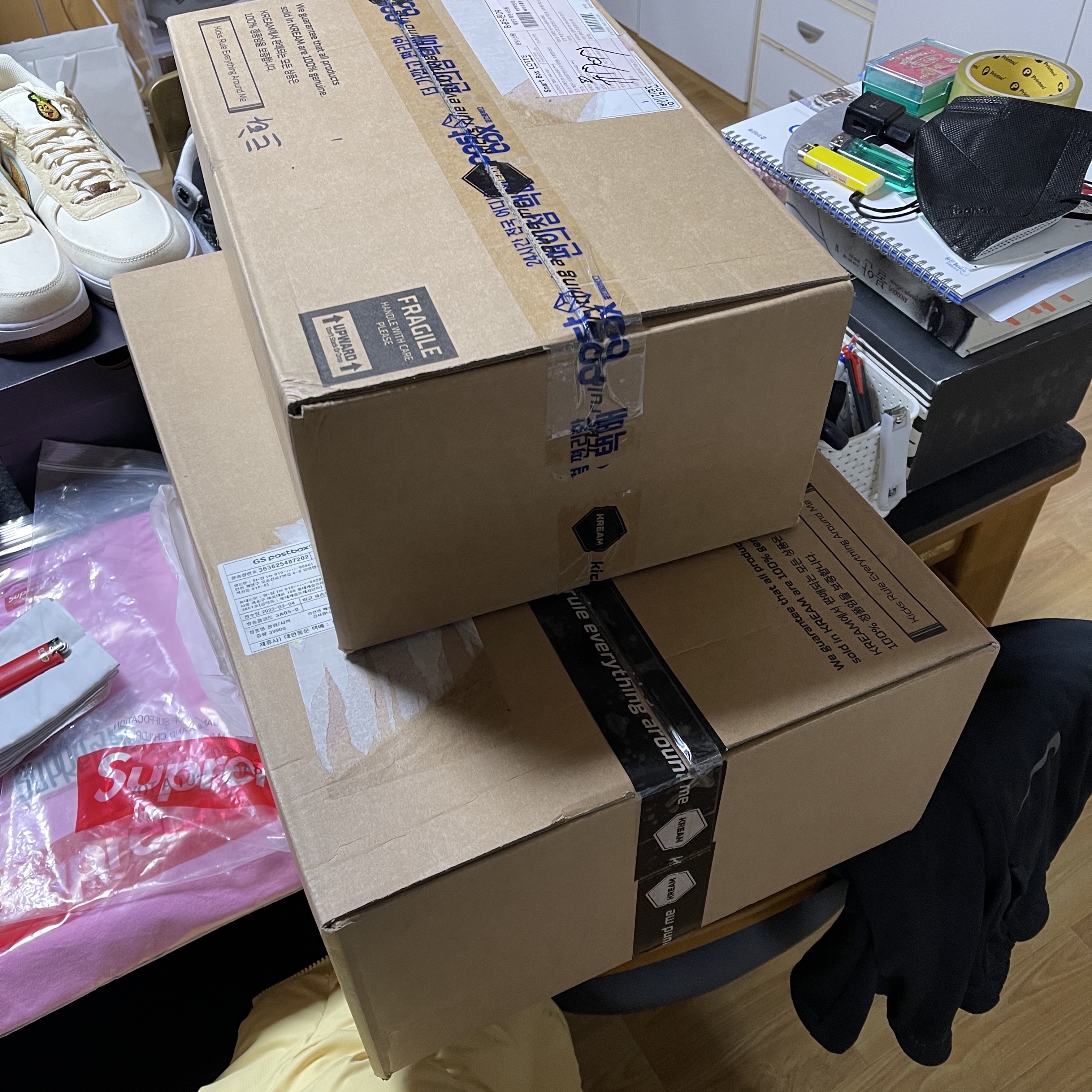 Nike x Fear of God Air Fear of God 1 Oatmeal, Nike Air Force 1 '07 Craft Triple White 착용 스타일 - 1