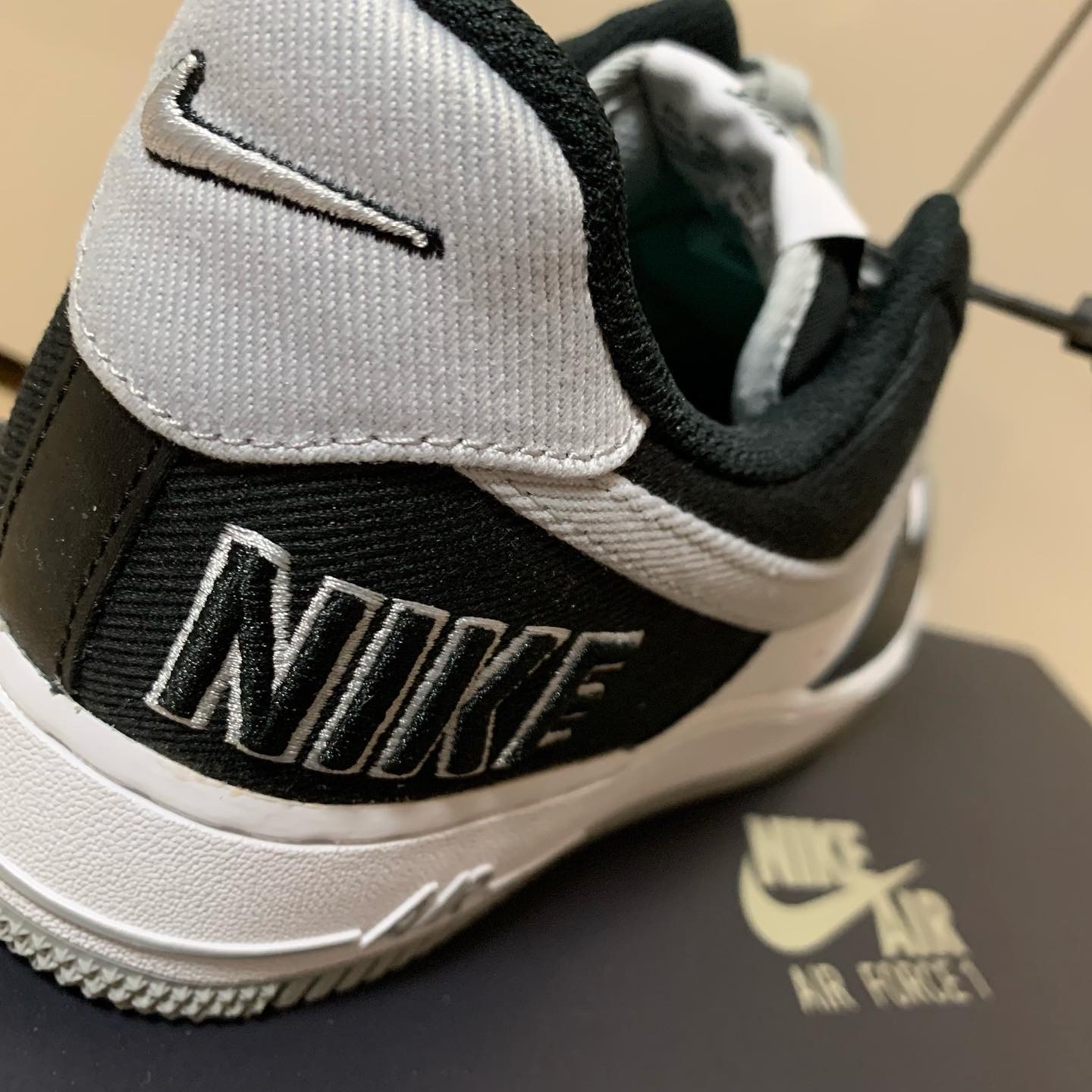Nike Air Force 1 '07 LV8 EMB Black Silver 착용 스타일 - 1