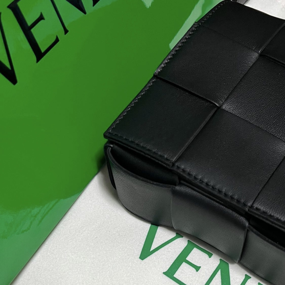 Bottega Veneta Lambskin Leather Cassette Black 착용 스타일
