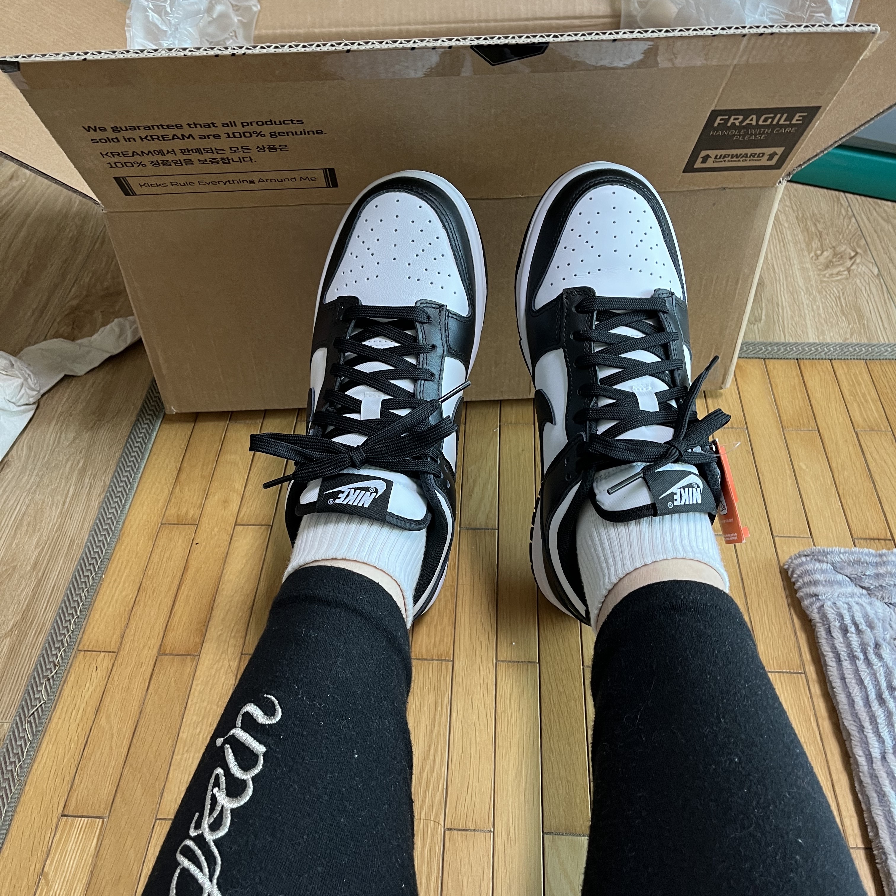 (W) Nike Dunk Low Black 착용 스타일 - 1