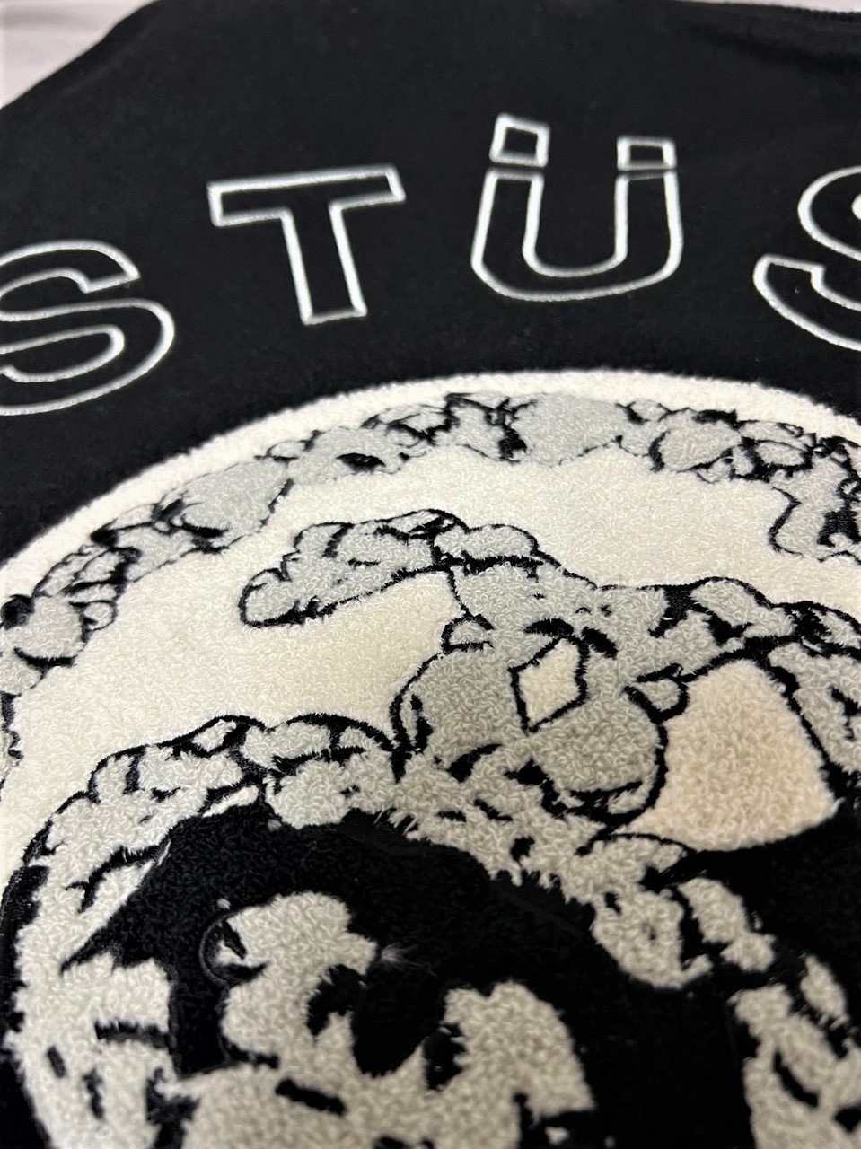 Stussy x Our Legacy x Denim Tears TTL Varsity Jacket Black 착용 스타일 - 2