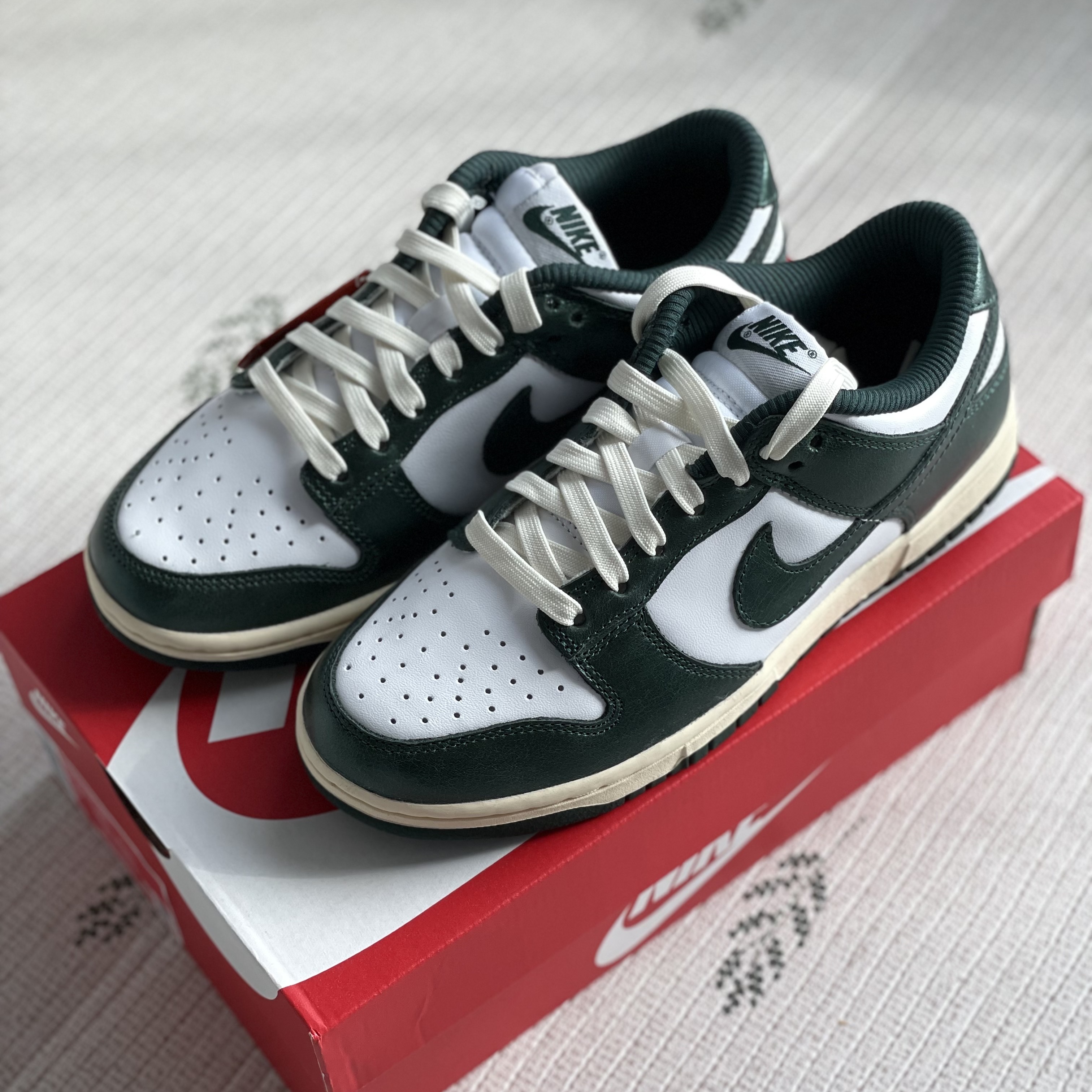 (W) Nike Dunk Low Vintage Green 착용 스타일 - 1