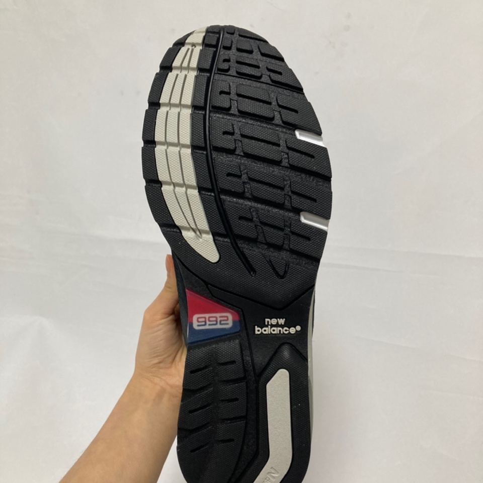 New Balance 992 Made in USA Navy 착용 스타일 - 1