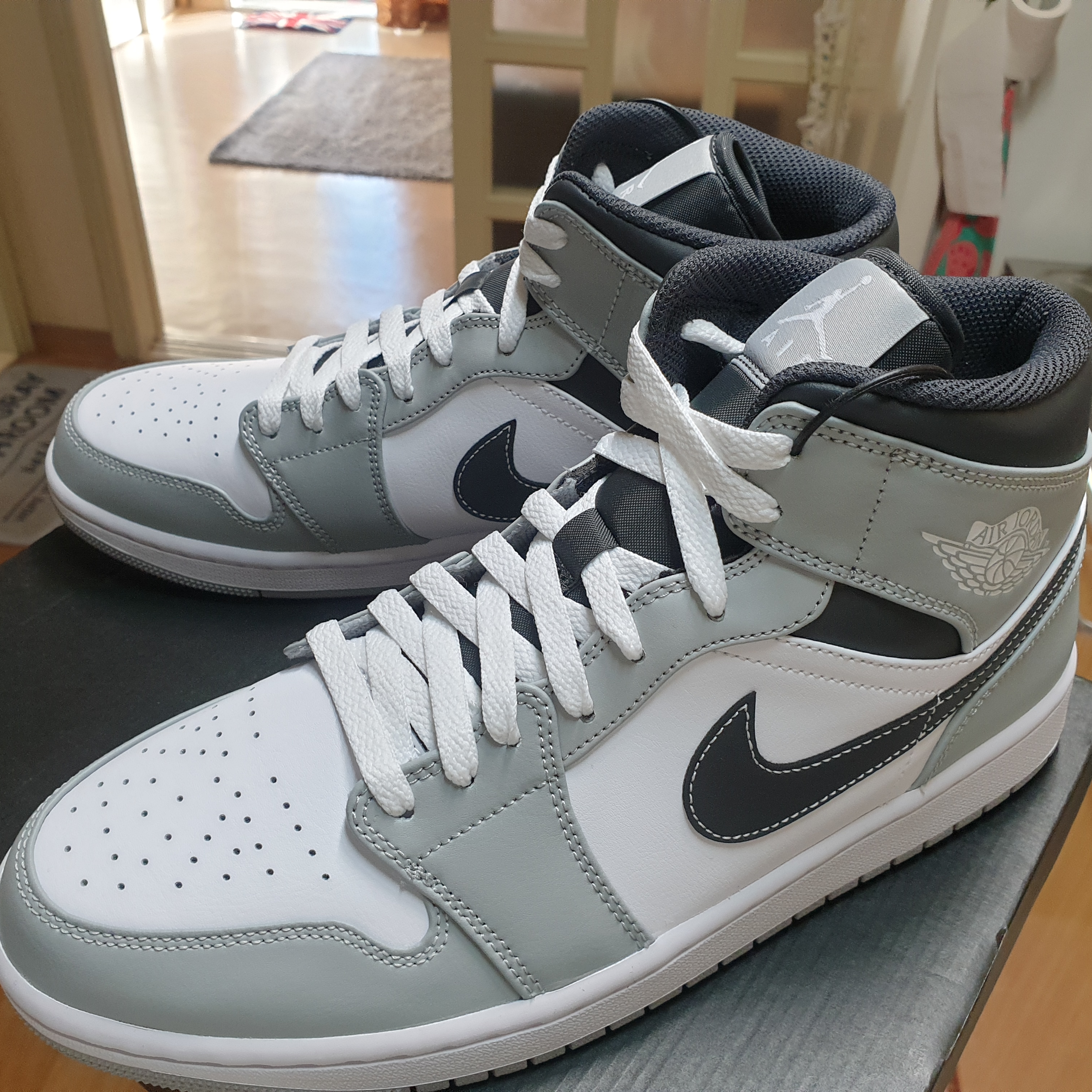 Jordan 1 Mid Light Smoke Grey Anthracite 착용 스타일 - 3