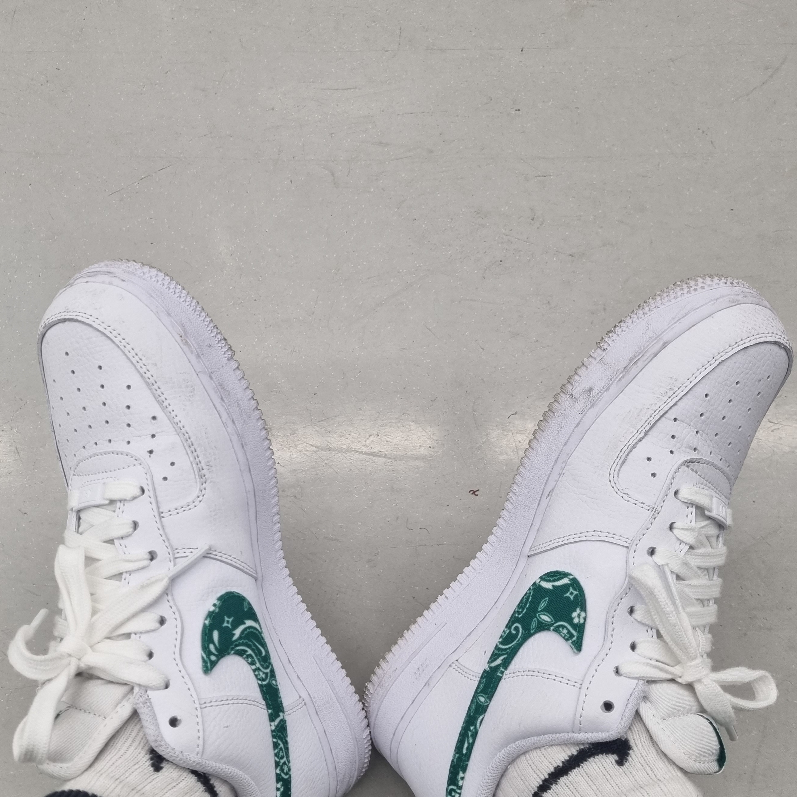 (W) Nike Air Force 1 '07 Essential Paisley Swoosh White Malachite 착용 스타일