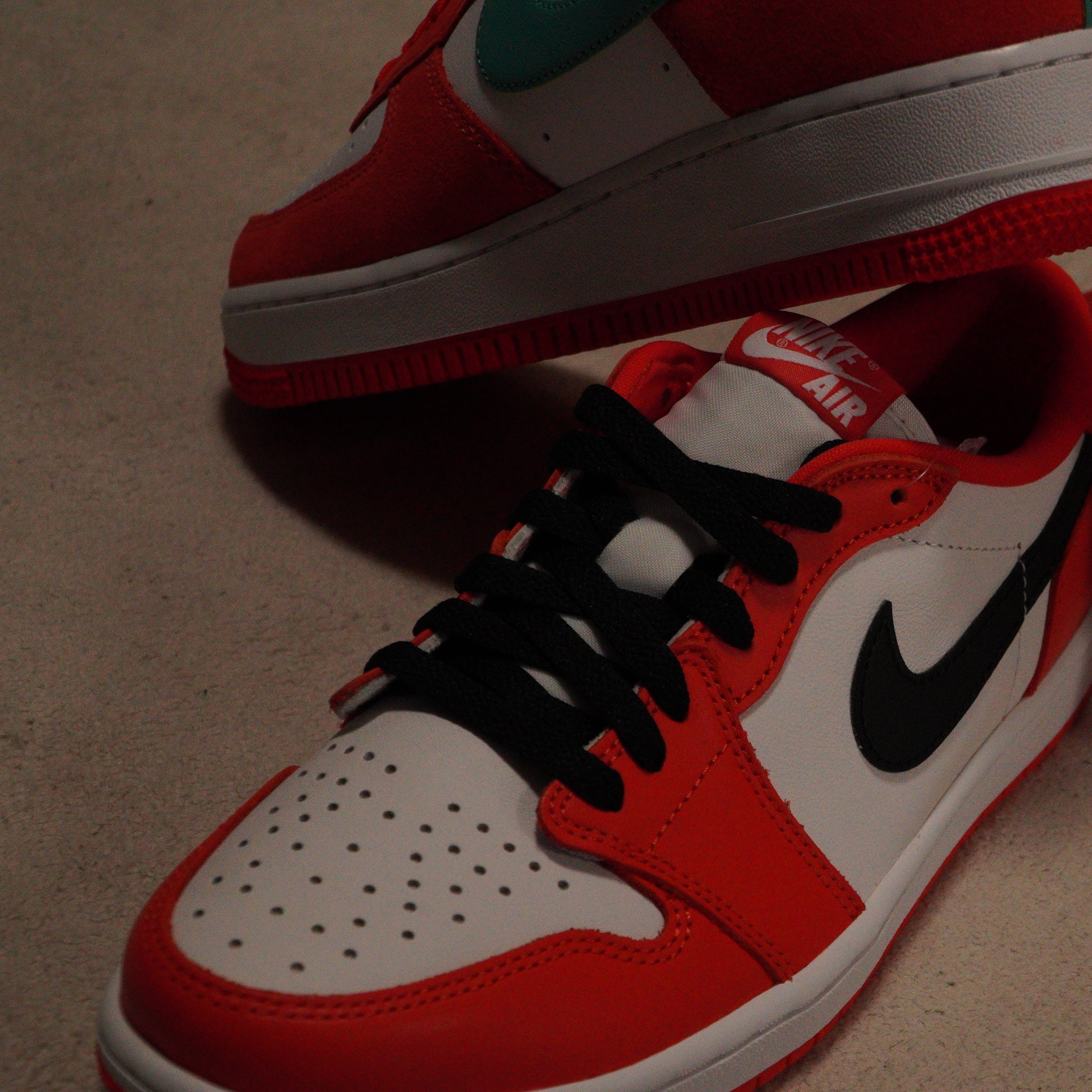 Jordan 1 Low OG Starfish, Nike Air Force 1 '07 LV8 Athletic Club Rush Orange Washed Teal 착용 스타일 - 5