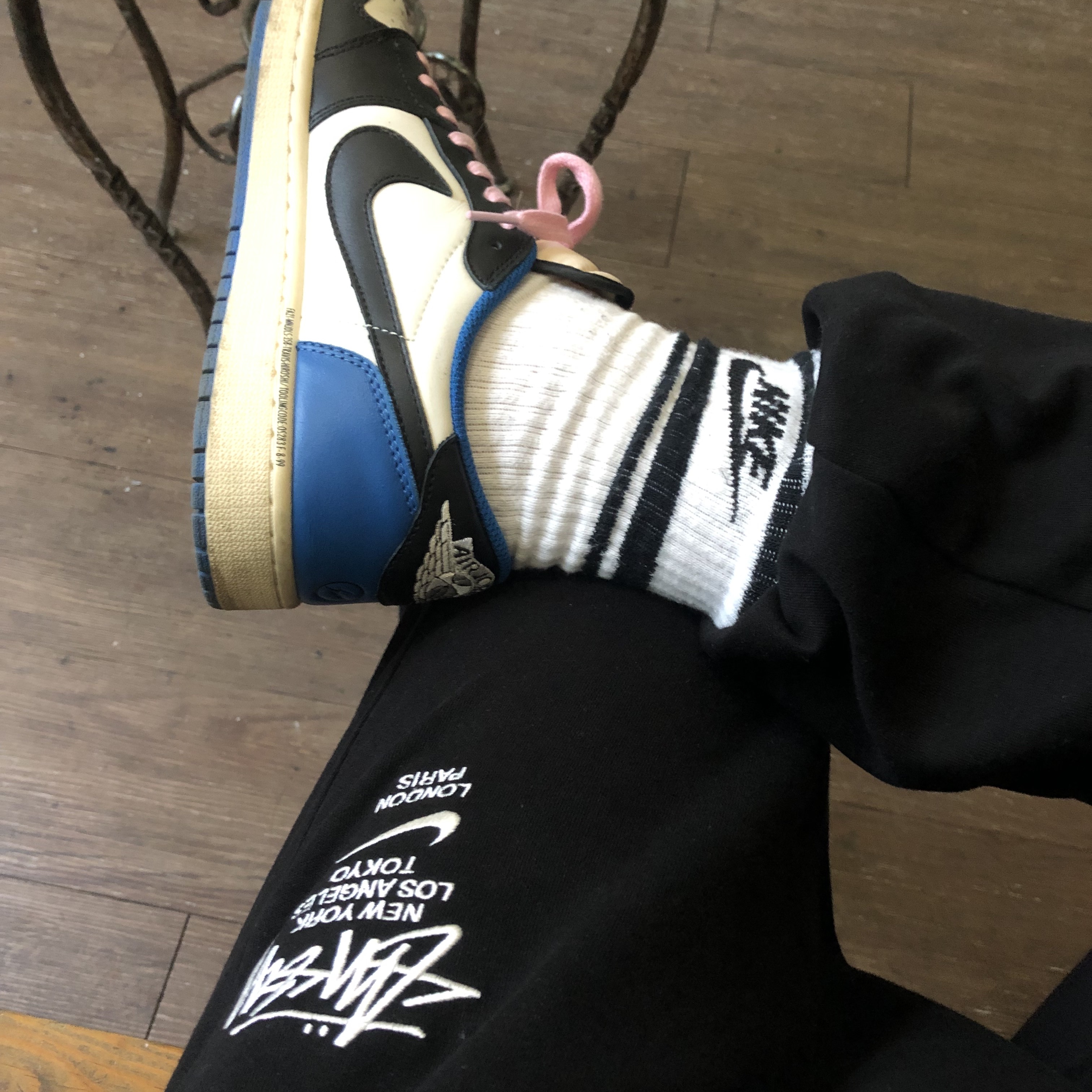 Jordan 1 x Travis Scott x Fragment Retro Low OG SP Military Blue, Nike x Stussy NRG ZR Fleece Crewneck Black - US/EU 착용 스타일 - 1