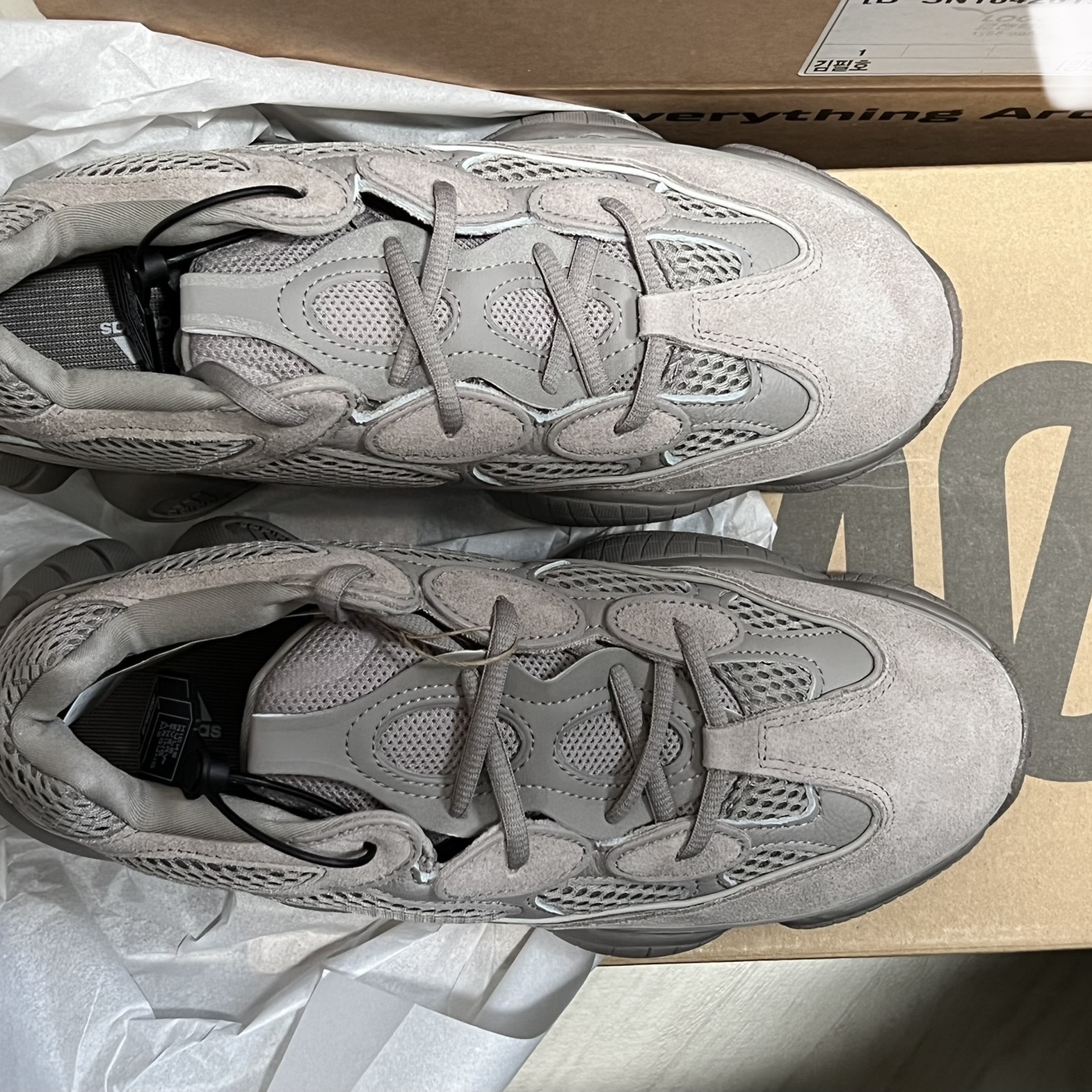 Adidas Yeezy 500 Ash Grey 착용 스타일 - 1