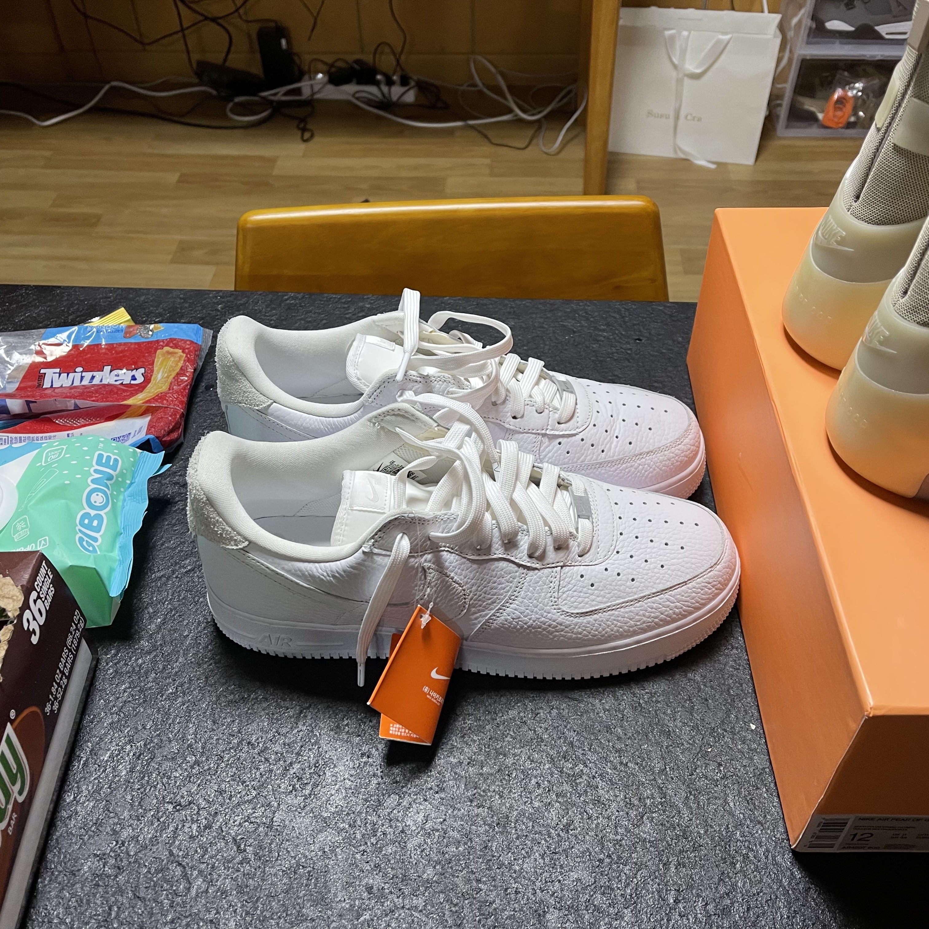 Nike x Fear of God Air Fear of God 1 Oatmeal, Nike Air Force 1 '07 Craft Triple White 착용 스타일 - 3