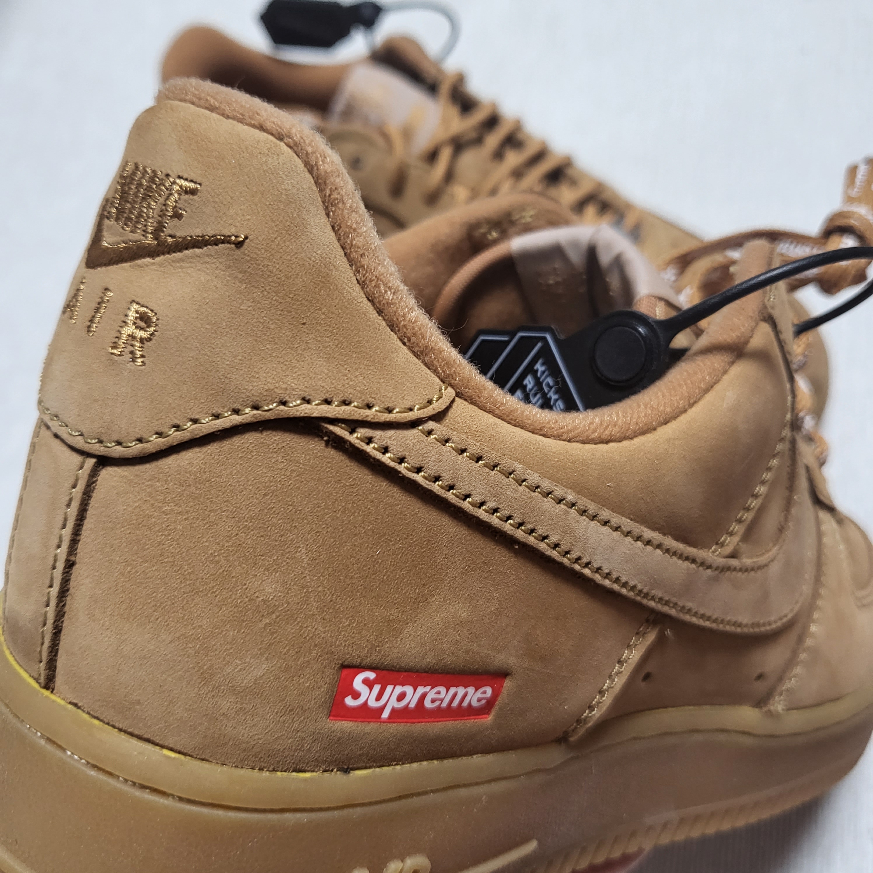 Nike x Supreme Air Force 1 Low Flax 착용 스타일 - 2