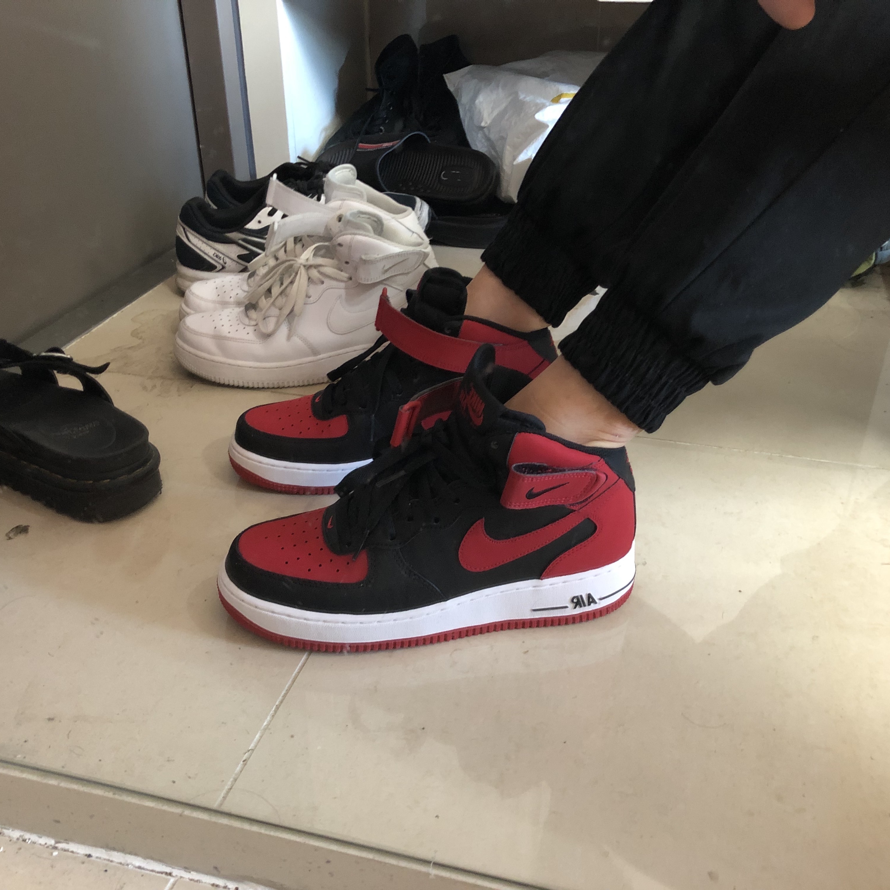 Nike Air Force 1 Mid Bred 착용 스타일 - 1