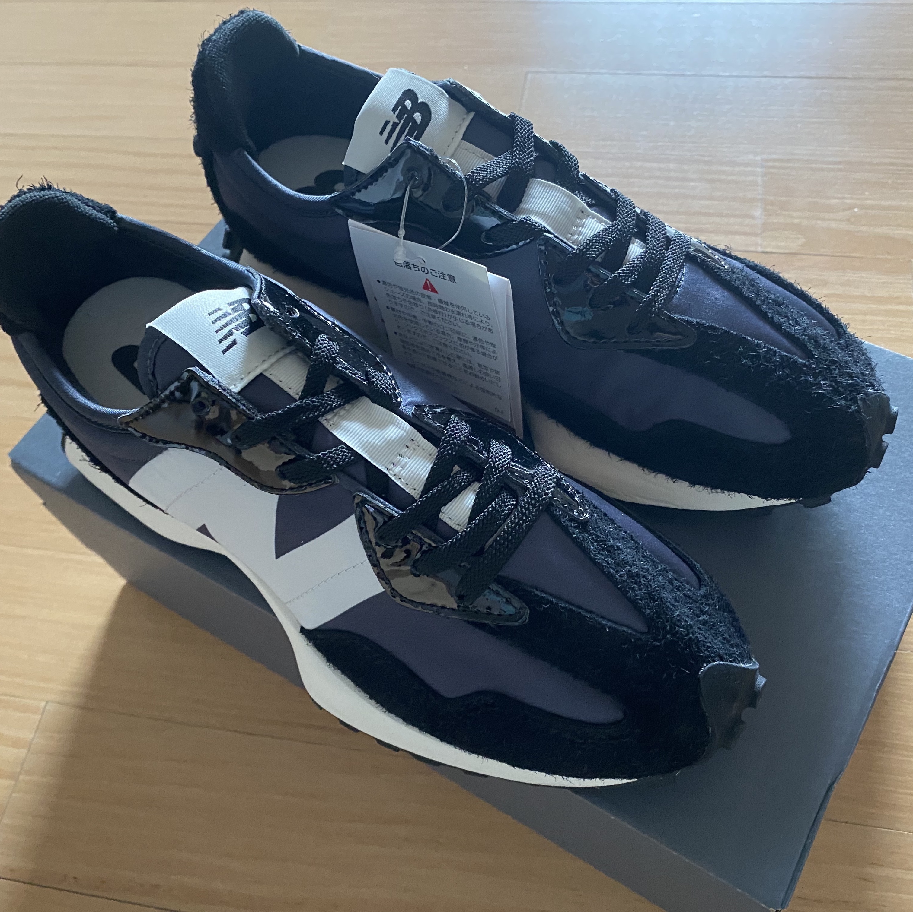 (W) New Balance 327 Black Grey 착용 스타일 - 4