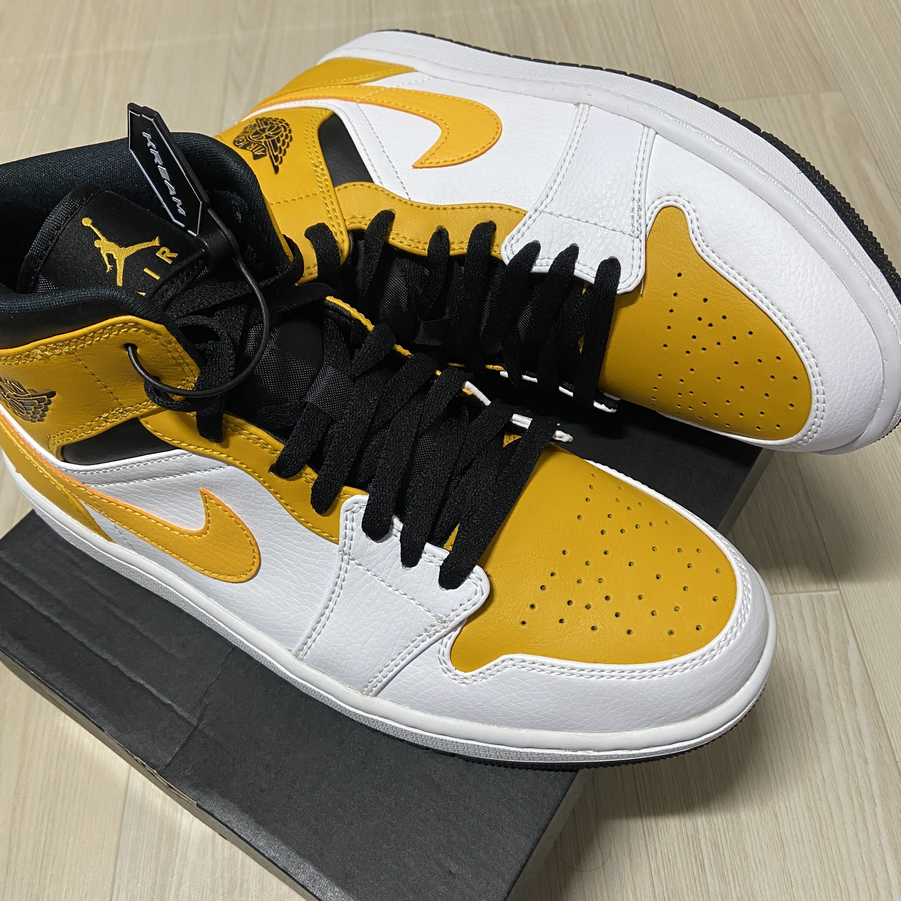 Jordan 1 Mid White University Gold 착용 스타일 - 2