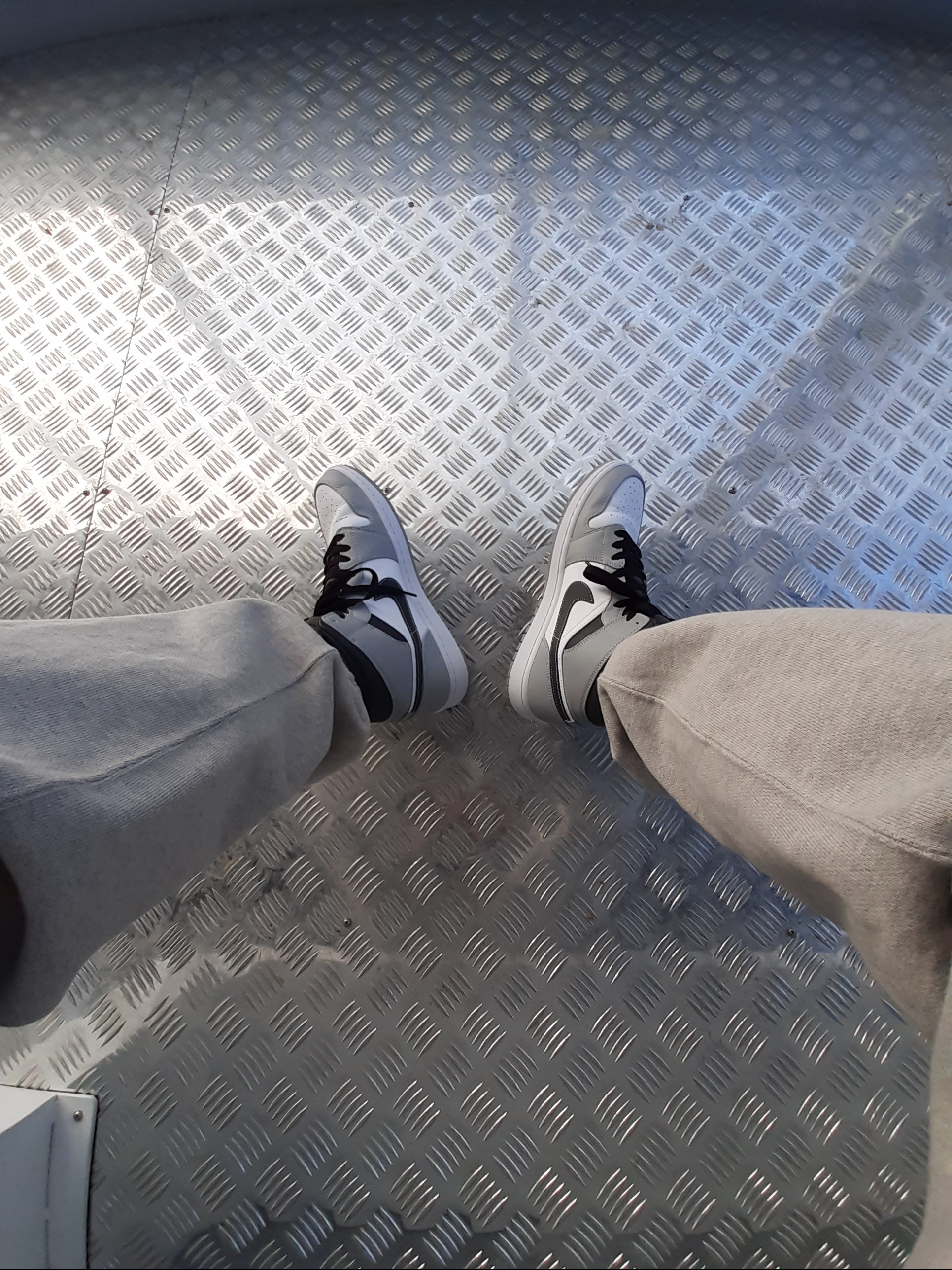 Jordan 1 Mid Light Smoke Grey Anthracite 착용 스타일 - 3